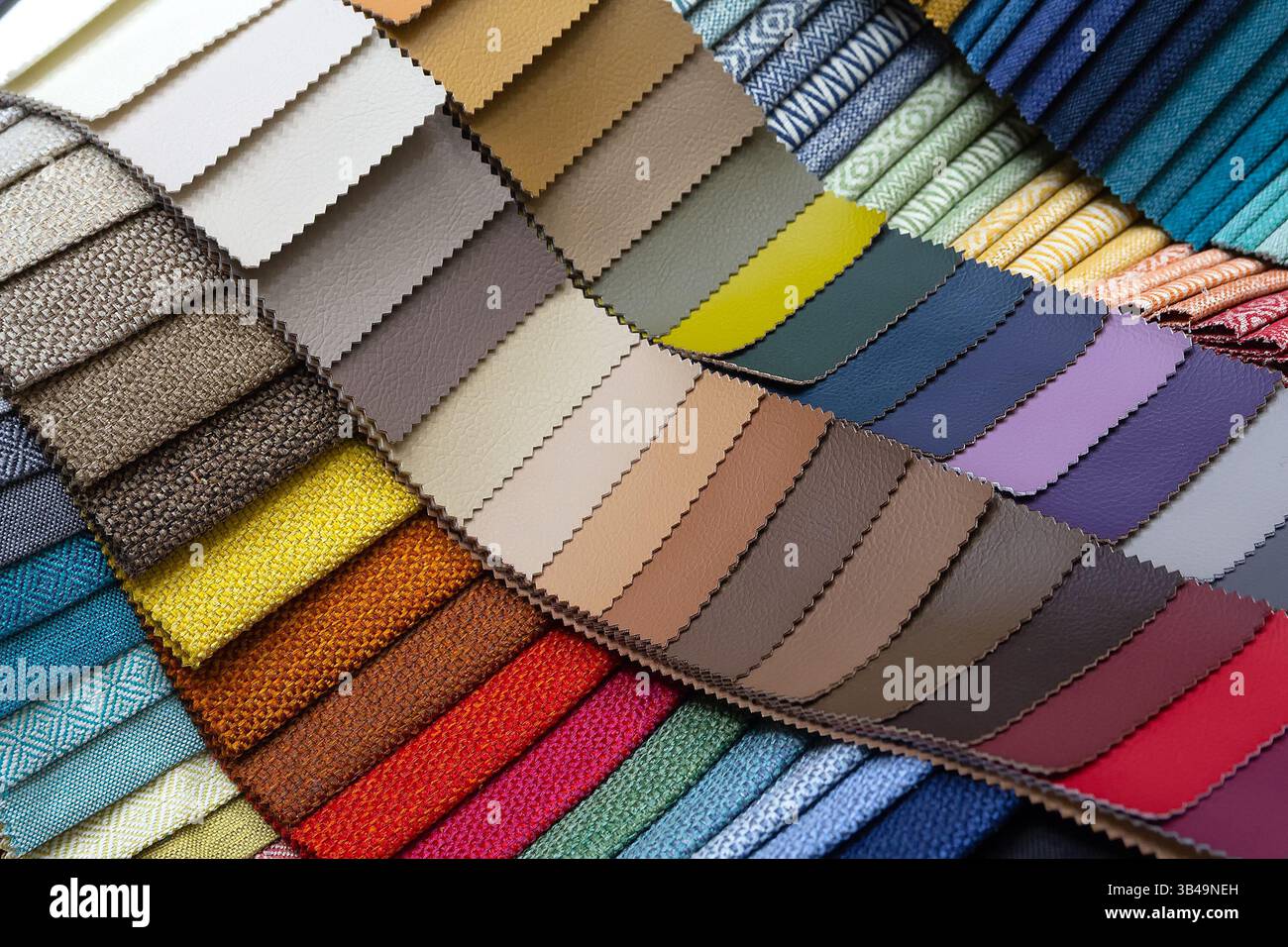 Stoffmuster für Polstermöbel in einem Möbelgeschäft, Stoffstruktur für Polstermöbel Stockfoto