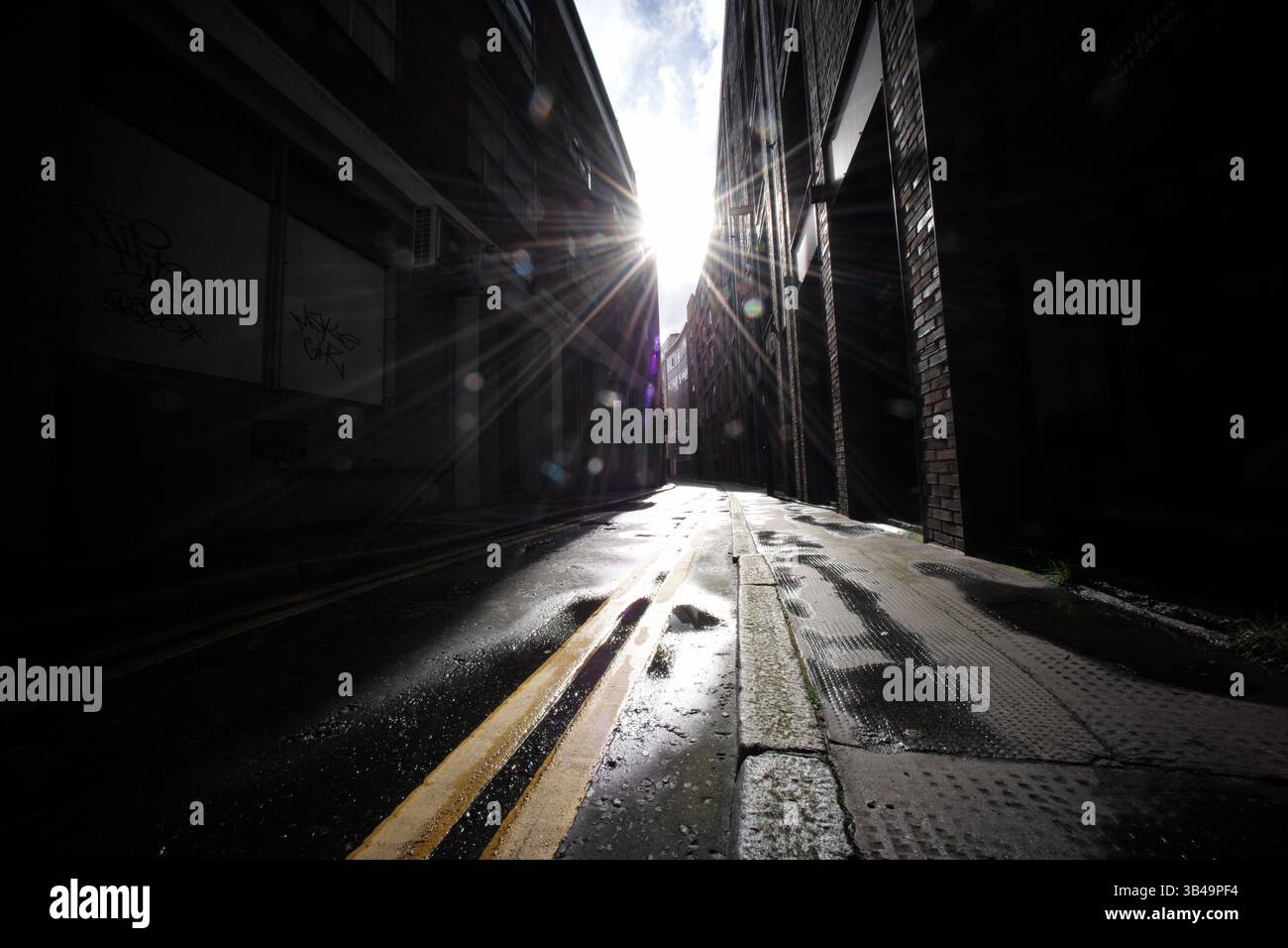 In der Londoner Straße ist die Sonnenblende in die Linse eingefallen Stockfoto