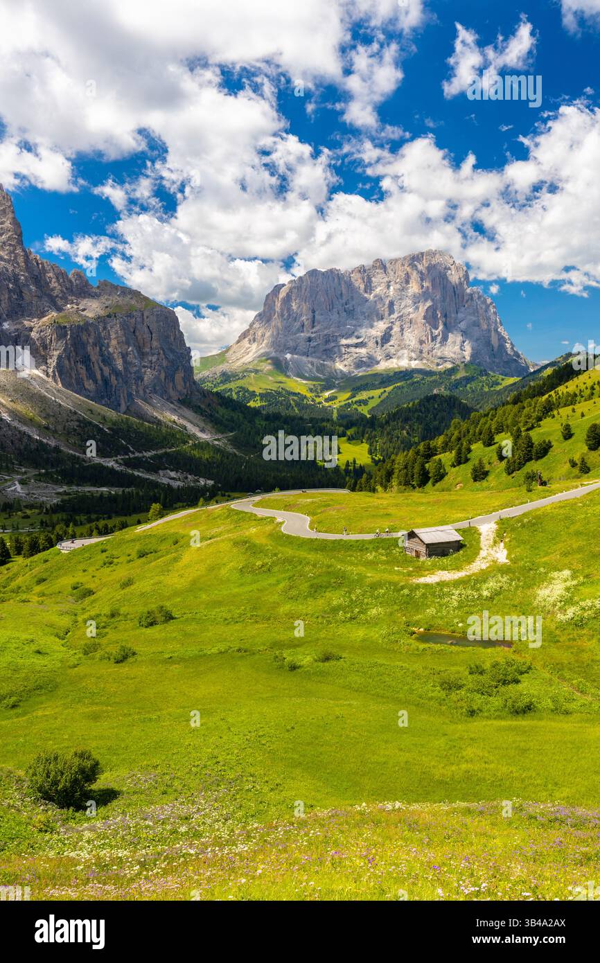 Blick auf den Gardena Pass bei Sonnenuntergang im Sommer. Dolomiten, Südtirol, Bozen, Italien, Europa. Stockfoto