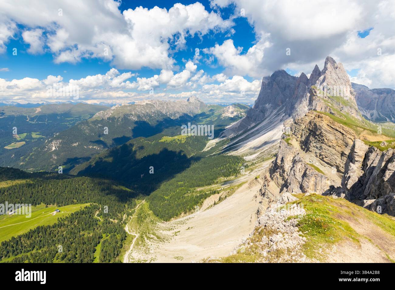 Blick auf die Geißelberge von Seceda im Sommer. St. Ulrich, Provinz Bozen, Trentino Südtirol, Italien. Stockfoto