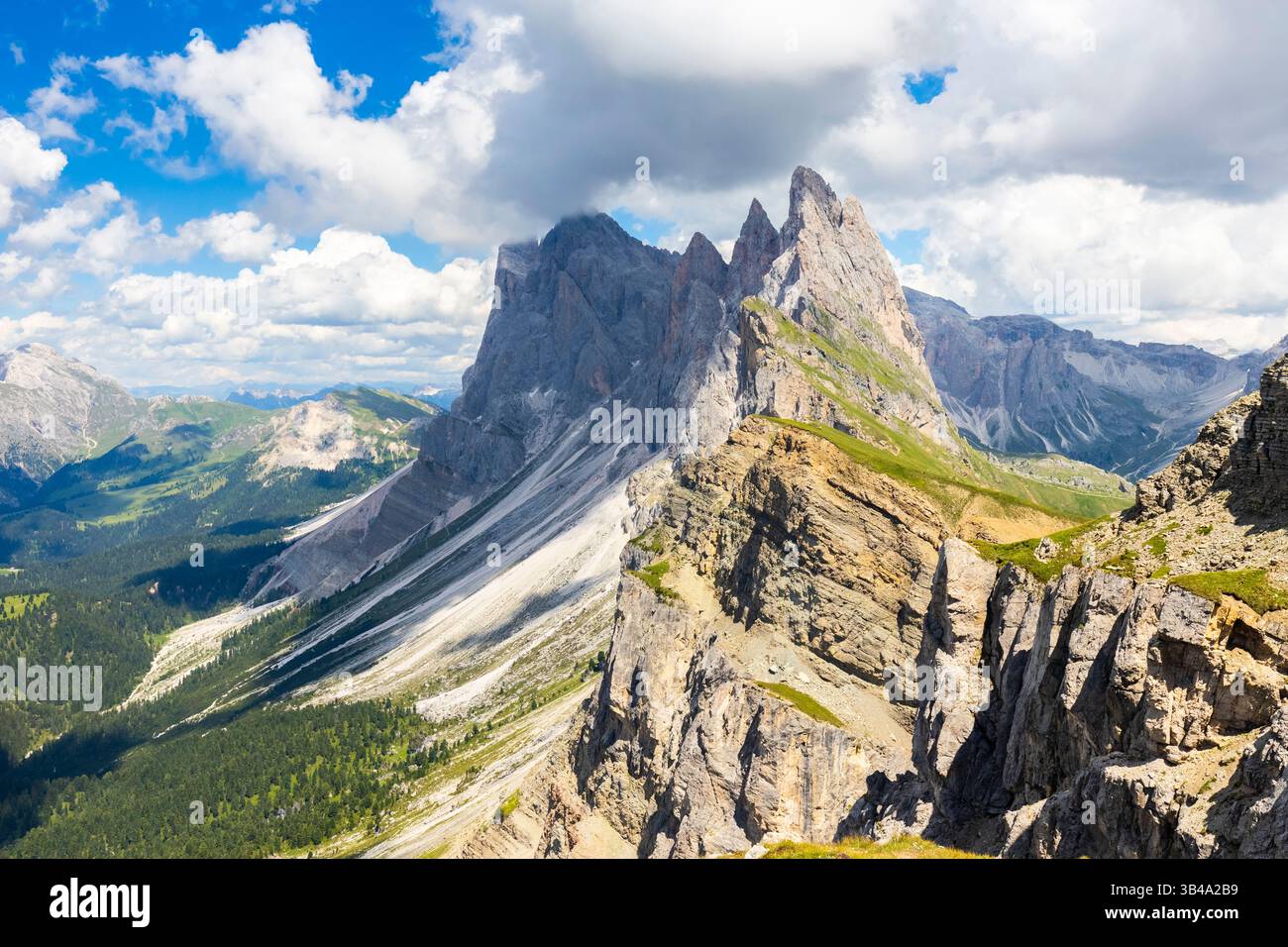Blick auf die Geißelberge von Seceda im Sommer. St. Ulrich, Provinz Bozen, Trentino Südtirol, Italien. Stockfoto