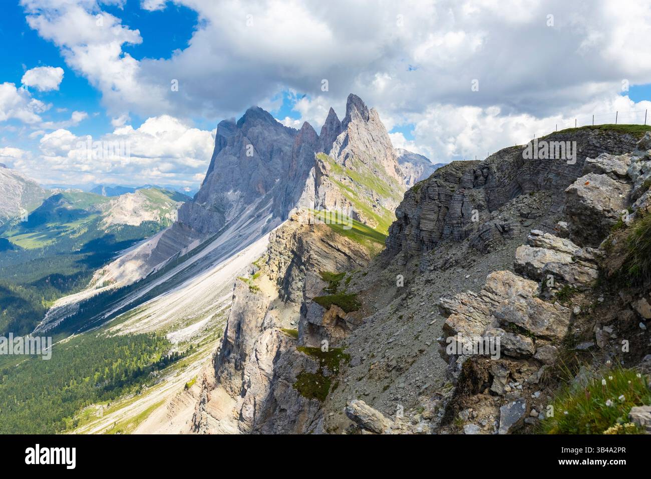 Blick auf die Geißelberge von Seceda im Sommer. St. Ulrich, Provinz Bozen, Trentino Südtirol, Italien. Stockfoto
