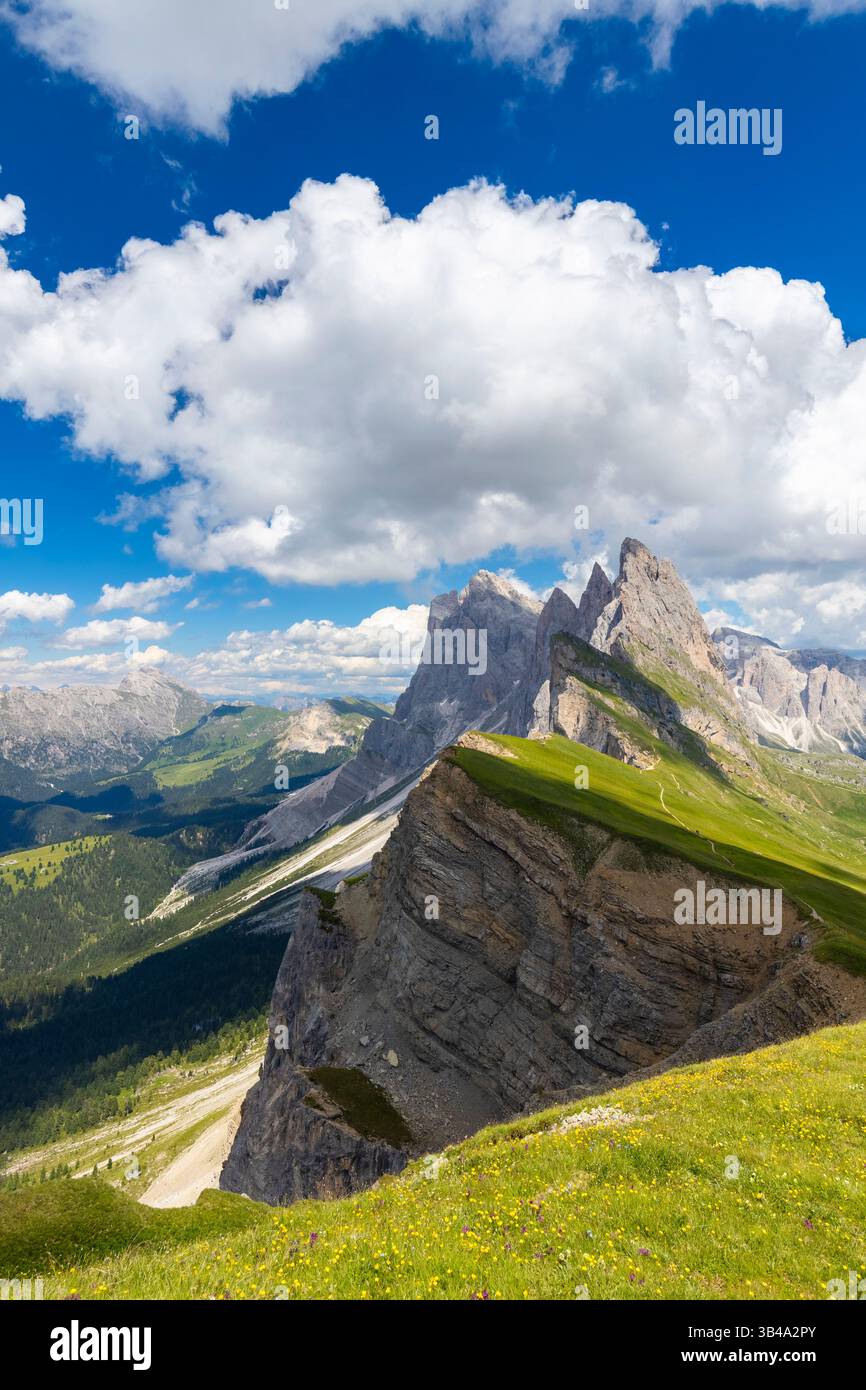 Blick auf die Geißelberge von Seceda im Sommer. St. Ulrich, Provinz Bozen, Trentino Südtirol, Italien. Stockfoto
