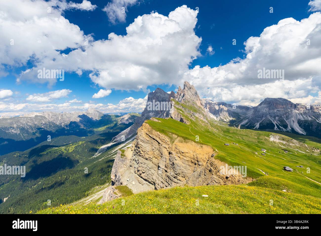 Blick auf die Geißelberge von Seceda im Sommer. St. Ulrich, Provinz Bozen, Trentino Südtirol, Italien. Stockfoto