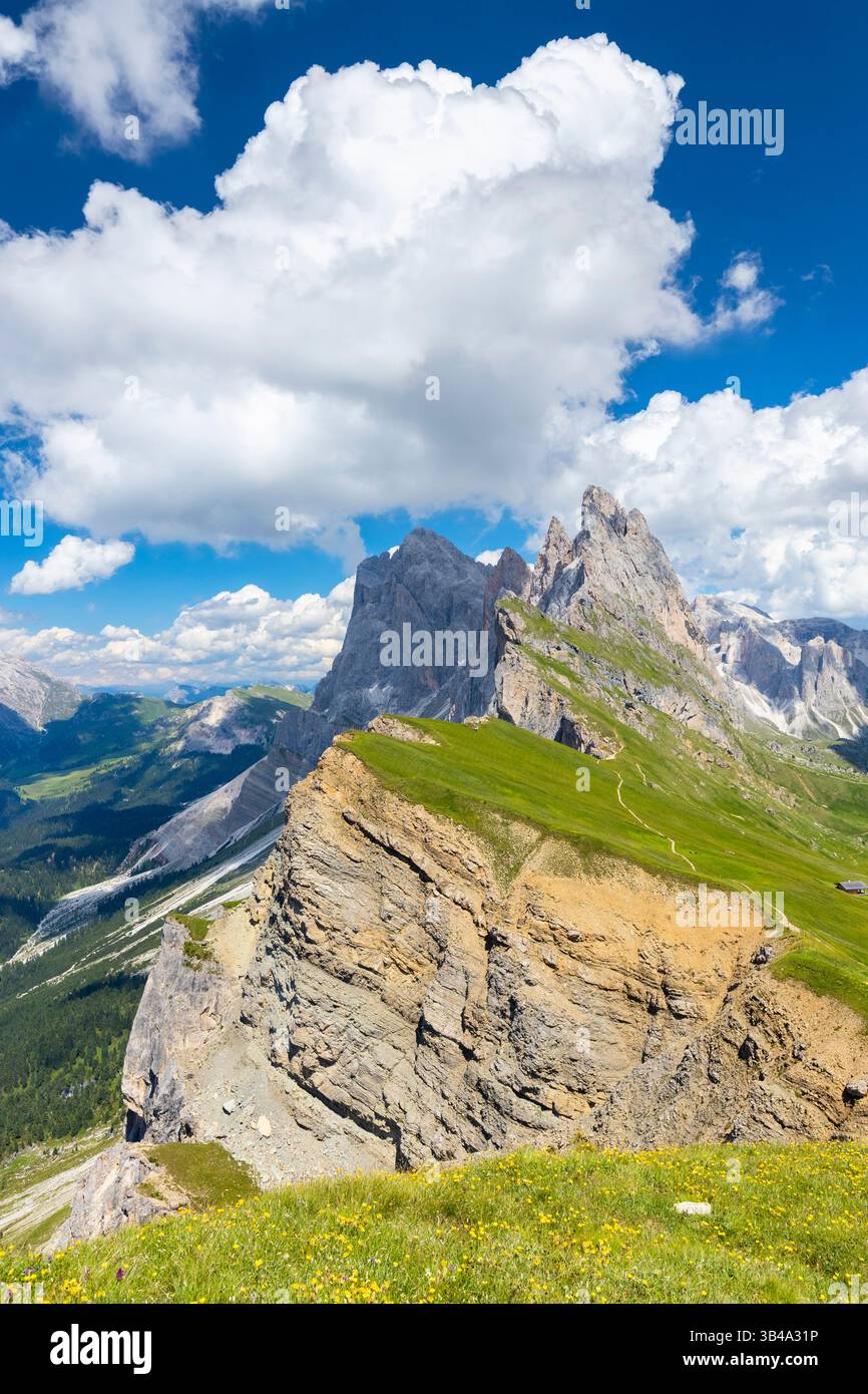 Blick auf die Geißelberge von Seceda im Sommer. St. Ulrich, Provinz Bozen, Trentino Südtirol, Italien. Stockfoto