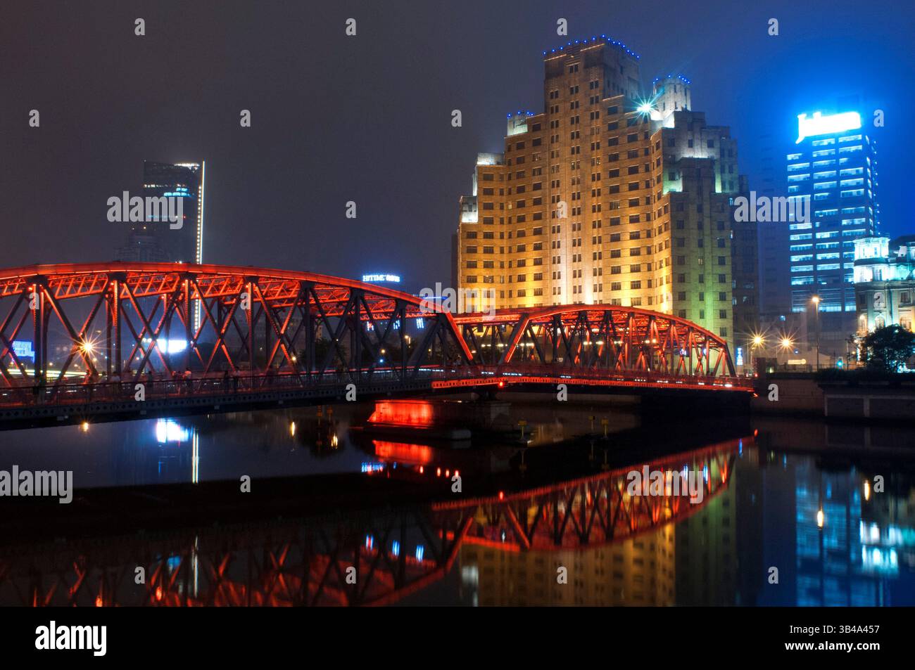 25. Juli 2014 - Shanghai, China - die Waibaidu Bridge, auf Englisch Garden Bridge genannt, wird nachts beleuchtet. Sie ist die erste Vollstahlbrücke und das einzige erhaltene Beispiel einer Kamelback-Fachwerkbrücke in China. Die vierte ausländische Brücke, die seit 1856 an ihrem Standort errichtet wurde, im flussabwärts der Flussmündung des Suzhou Creek, in der Nähe des Zusammenflusses mit dem Huangpu River, angrenzend an den Bund im Zentrum von Shanghai, die die Bezirke Huangpu und Hongkou verbindet, wurde am 20. Januar 1908 eröffnet und ist eines der Wahrzeichen von Shanghai. (Bild: © Sergi Reboredo/ZUMA Wire/ZUMA Stockfoto