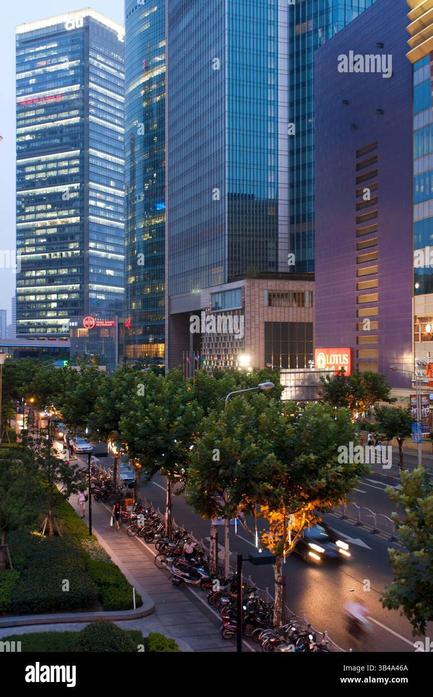 26. Juli 2014 - Shanghai, China - Wolkenkratzer in der Nähe des Shanghai International Finance Centre in Pundong, meist abgekürzt als Shanghai IFC, ein Gewerbekomplex und ein Einkaufszentrum. Es besteht aus zwei 249,9 m hohen Turmblöcken (Südturm) und 259,9 m (Nordturm), in denen Büros und ein Hotel untergebracht sind, sowie einem 85 m hohen, mehrstöckigen Gebäude hinter und zwischen den beiden Türmen. (Bild: © Sergi Reboredo/ZUMA Wire/ZUMAPRESS.com) Stockfoto
