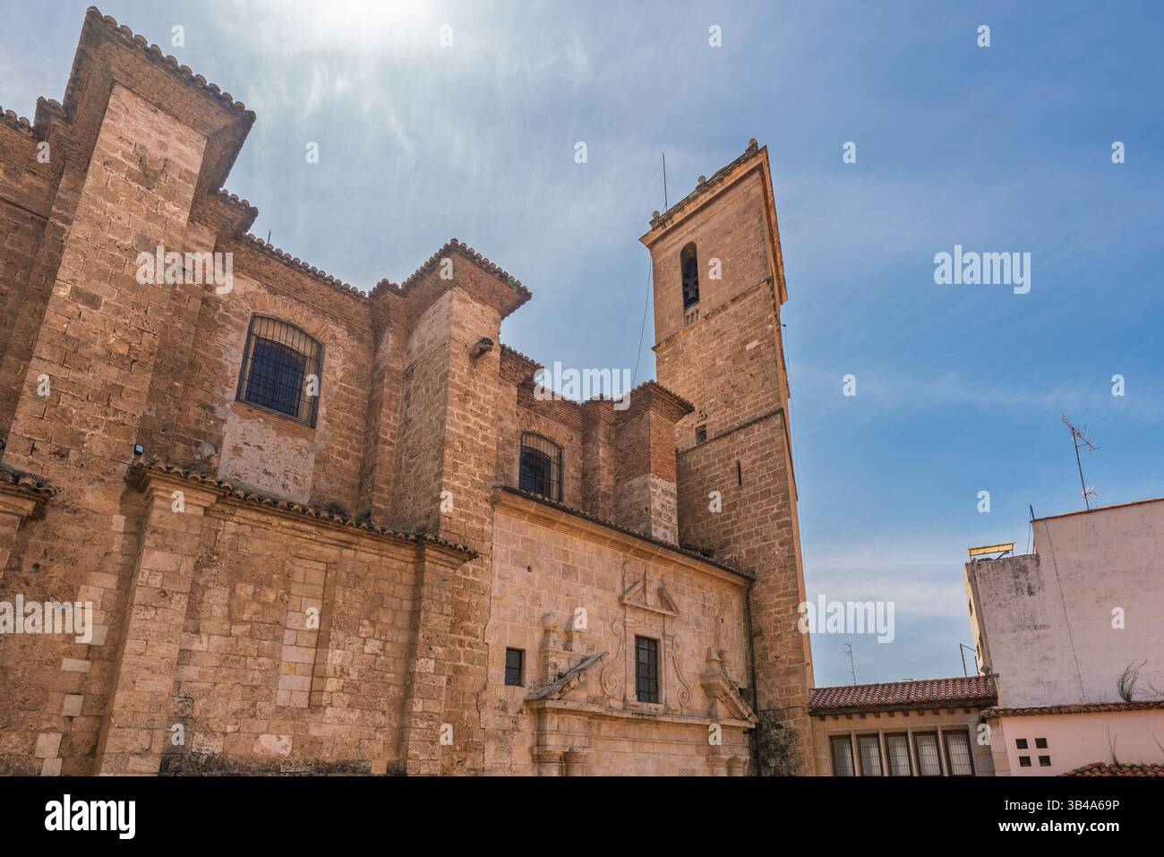 Der Turm und die Fassade der Kathedrale von Segorbe in Spanien erheben sich unter einem klaren blauen Himmel und heben die traditionelle spanische Architektur hervor Stockfoto