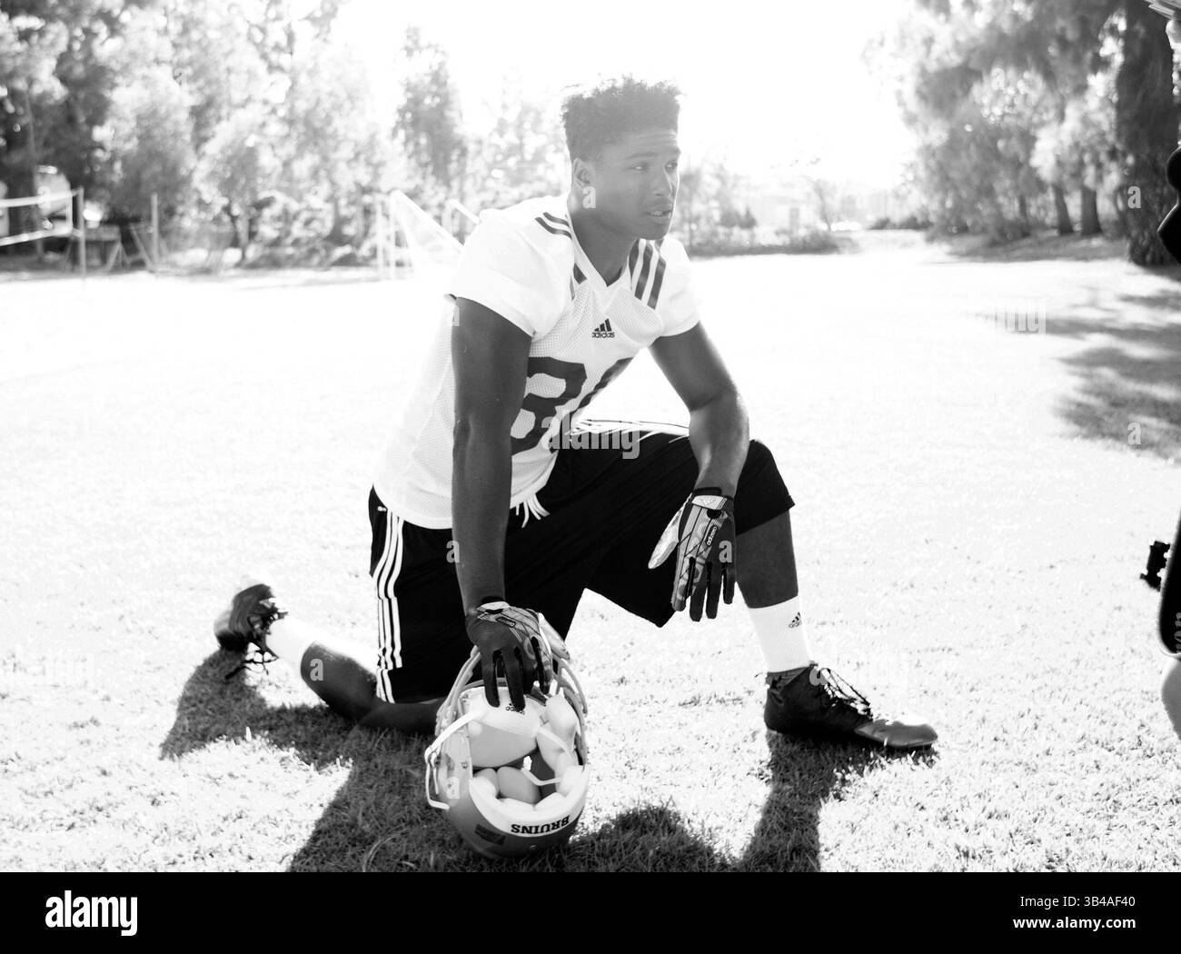 10. August 2015 San Bernardino, CA...UCLA Linebacker(30) Myles Jack macht eine Pause nach dem ersten Tag des Herbsttrainings am Montag, 10. August 2015, im Cal State San Bernardino College, San Bernardino, Kalifornien. (Obligatorischer Kredit: Juan Lainez / MarinMedia.org / Cal Sport Media) (vollständiger Fotograf und Kredit erforderlich)(Kredit-Bild: © Juan Lainez / Marinmedia.Org / Cal Sport Media/Cal Sport Media/ZUMAPRESS.com) Stockfoto