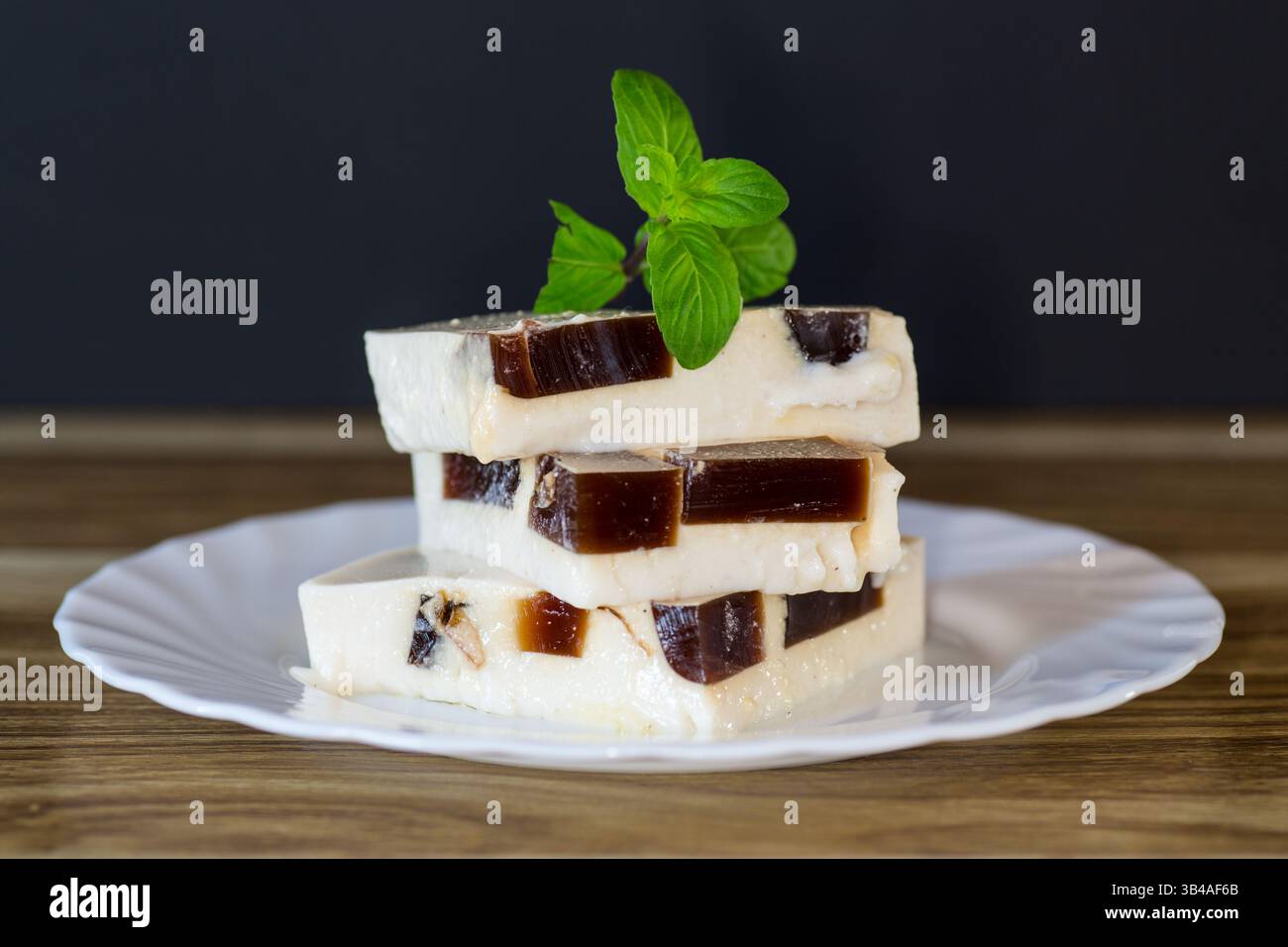Zubereitete Kaffeelochen, liegt auf einem Teller mit einem Zweig Minze. Stockfoto