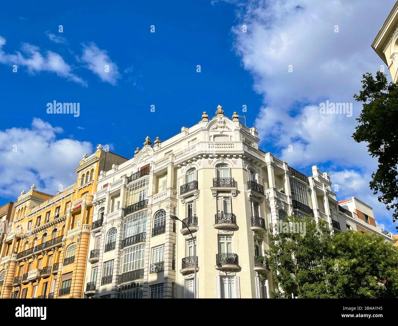 Fassade des Gebäudes. Principe de Vergara Straße, Madrid, Spanien. Stockfoto