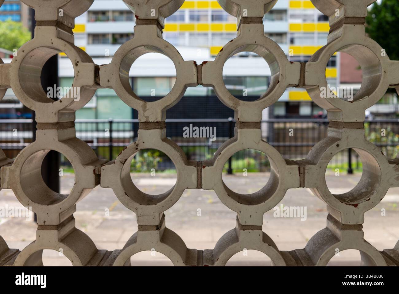 Kreisförmige Betonmodule, die eine durchsichtige Wand schaffen Stockfoto