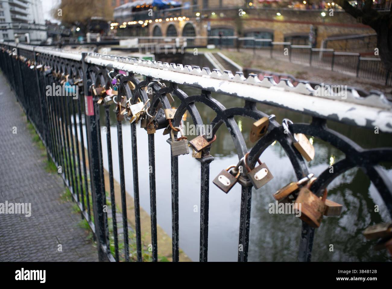 Liebe Vorhängeschlösser am Camden Market Kanal Zaun Stockfoto