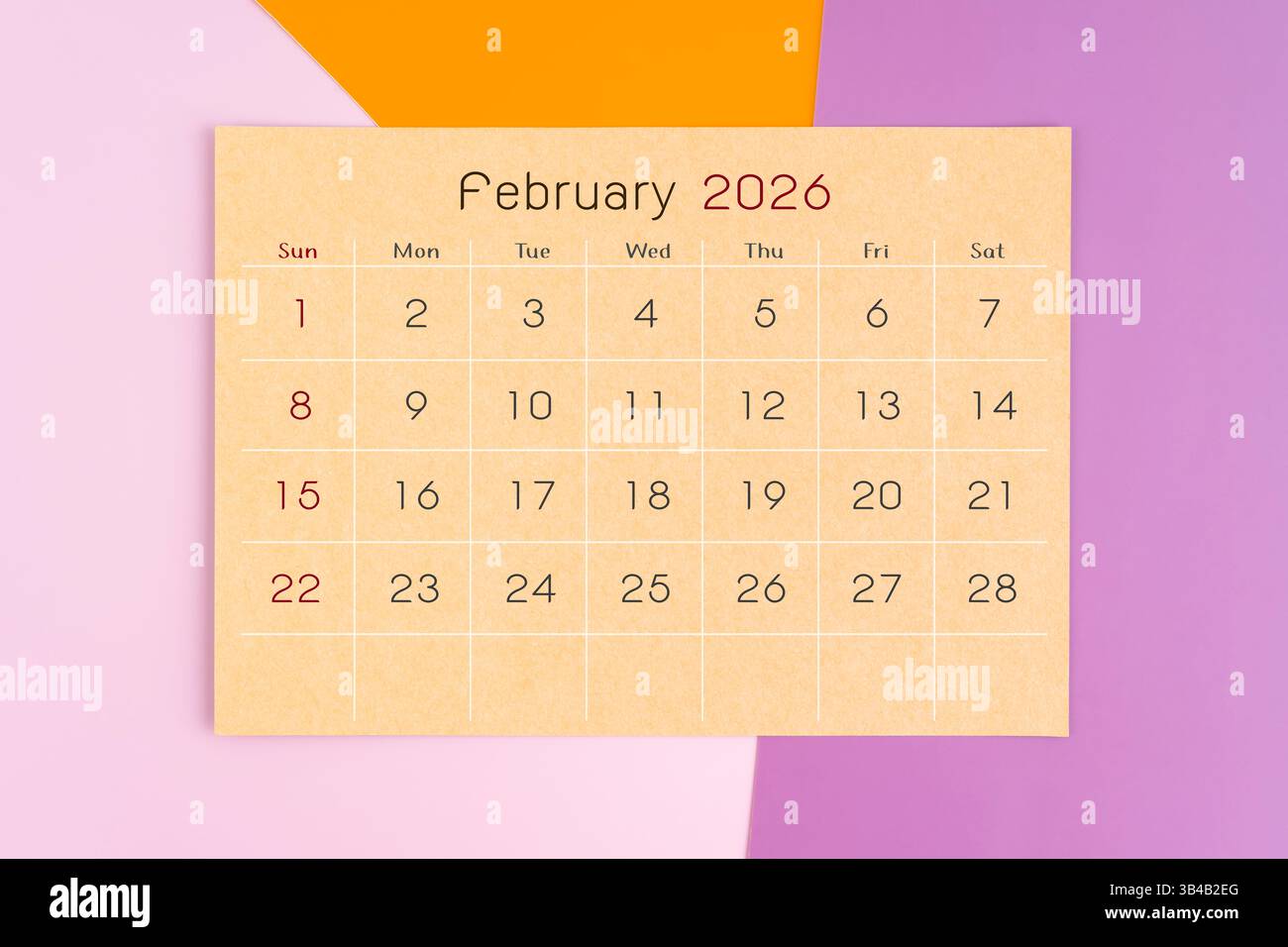 Februar 2026: Braune Kalenderpapierseite auf violettem Hintergrund. Stockfoto