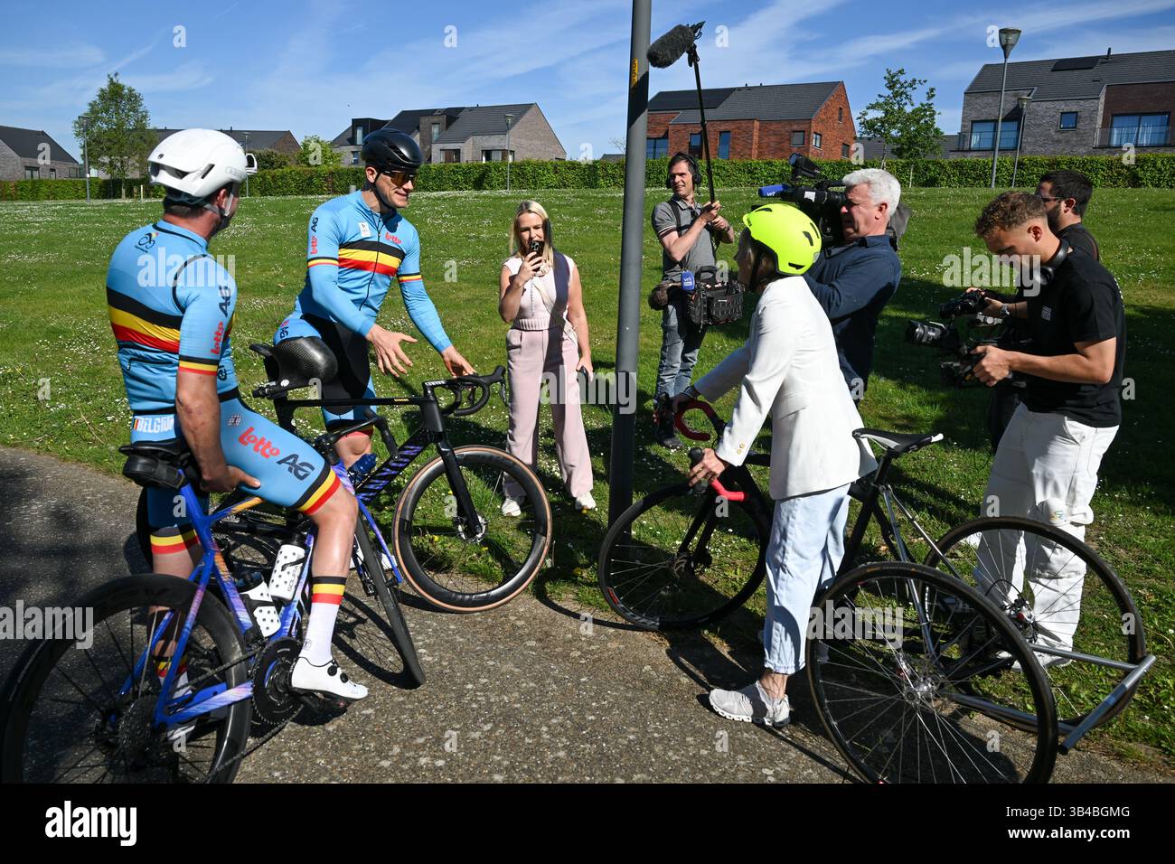 Ronse, Belgien. April 2025 30. Der flämische Minister Annick de Ridder und der belgische Ewoud Vromant haben sich am Mittwoch, den 30. April 2025, in einem Medienmoment über die Para-Radsport-Weltmeisterschaft in Ronse (28.-31/08) gezeigt. Vom 28. Bis 31. August 2025 finden in Ronse die Para-Cycling-Weltmeisterschaften statt. 450 Athleten aus mehr als 50 Ländern werden mit ihrer Umgebung in die flämischen Ardennen zu einer einzigartigen Weltmeisterschaft kommen. BELGA FOTO LUC CLAESSEN Credit: Belga Nachrichtenagentur/Alamy Live News Stockfoto