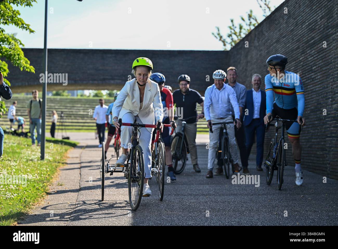 Ronse, Belgien. April 2025 30. Der flämische Minister Annick de Ridder und der belgische Ewoud Vromant haben sich am Mittwoch, den 30. April 2025, in einem Medienmoment über die Para-Radsport-Weltmeisterschaft in Ronse (28.-31/08) gezeigt. Vom 28. Bis 31. August 2025 finden in Ronse die Para-Cycling-Weltmeisterschaften statt. 450 Athleten aus mehr als 50 Ländern werden mit ihrer Umgebung in die flämischen Ardennen zu einer einzigartigen Weltmeisterschaft kommen. BELGA FOTO LUC CLAESSEN Credit: Belga Nachrichtenagentur/Alamy Live News Stockfoto