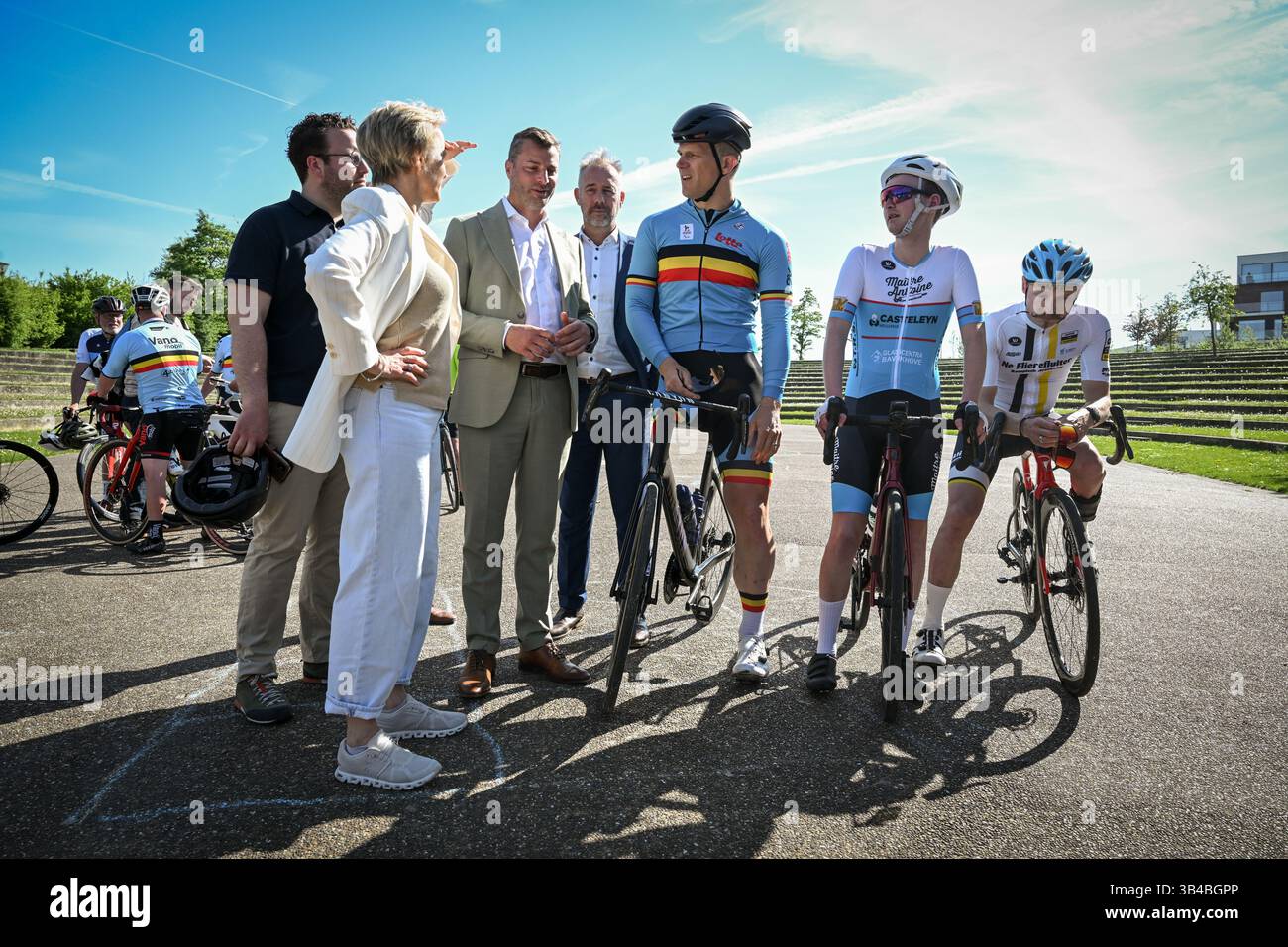 Ronse, Belgien. April 2025 30. Der flämische Minister Annick de Ridder, der Bürgermeister von Ronse Ignace Michaux und der Belgier Ewoud Vromant haben sich am Mittwoch, den 30. April 2025, in einem Medienmoment über die Para-Radsport-Weltmeisterschaft in Ronse (28.-31/08) gezeigt. Vom 28. Bis 31. August 2025 finden in Ronse die Para-Cycling-Weltmeisterschaften statt. 450 Athleten aus mehr als 50 Ländern werden mit ihrer Umgebung in die flämischen Ardennen zu einer einzigartigen Weltmeisterschaft kommen. BELGA FOTO LUC CLAESSEN Credit: Belga Nachrichtenagentur/Alamy Live News Stockfoto