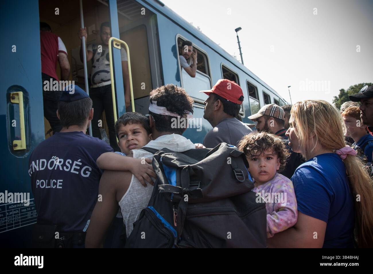14. September 2015: Flüchtlinge sahen, wie sie in den Zug stürzten, der sie in Richtung Österreich bringen wird. - Die ungarischen Behörden waren auf Züge angewiesen, um Flüchtlinge von der Ungarisch-serbischen Grenze nach Österreich zu transportieren, da sie die Grenze zu Serbien innerhalb der nächsten Stunden schließen wollten. 14. September 2015. (Kreditbild: © Geovien so via ZUMA Wire) Stockfoto