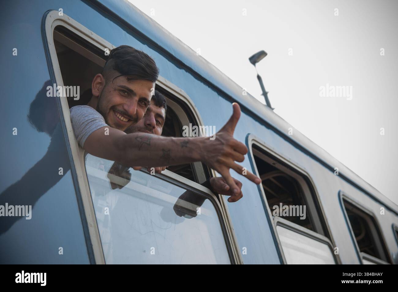 14. September 2015 - Flüchtlinge posieren für Fotos, als sie erfolgreich in den Zug einsteigen, der sie nach Österreich bringt - ungarische Behörden beförderten die Flüchtlinge von der Ungarisch-serbischen Grenze nach Österreich, als sie die Grenze zu Serbien innerhalb der nächsten Stunden schließen wollten. 14. September 2015. (Kreditbild: © Geovien so via ZUMA Wire) Stockfoto