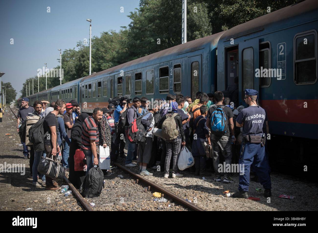 14. September 2015 – Roszke, Ungarn – Flüchtlinge, die auf dem Zug in Richtung Österreich unterwegs sind, gesehen haben. Die ungarischen Behörden transportieren Flüchtlinge von der Ungarisch-serbischen Grenze nach Österreich, während sie die Grenze zu Serbien innerhalb der nächsten Stunden schließen wollen. (Kreditbild: © Geovien so via ZUMA Wire) Stockfoto