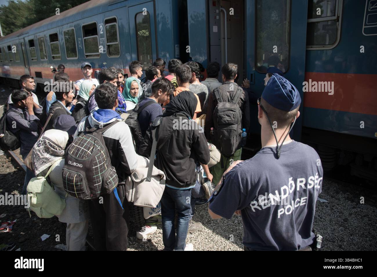 14. September 2015: Flüchtlinge sahen, wie sie in den Zug stürzten, der sie in Richtung Österreich bringen wird. - Die ungarischen Behörden waren auf Züge angewiesen, um Flüchtlinge von der Ungarisch-serbischen Grenze nach Österreich zu transportieren, da sie die Grenze zu Serbien innerhalb der nächsten Stunden schließen wollten. 14. September 2015. (Kreditbild: © Geovien so via ZUMA Wire) Stockfoto