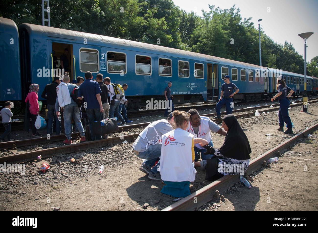 14. September 2015 - Eine geflüchtete Frau wird von freiwilligen Ärzten am Bahnhof Roszke behandelt, bevor sie in den Zug nach Österreich steigt. - Die ungarischen Behörden waren auf Züge angewiesen, um Flüchtlinge von der Ungarisch-serbischen Grenze nach Österreich zu transportieren, da sie die Grenze zu Serbien innerhalb der nächsten Stunden schließen wollten. 14. September 2015. (Kreditbild: © Geovien so via ZUMA Wire) Stockfoto