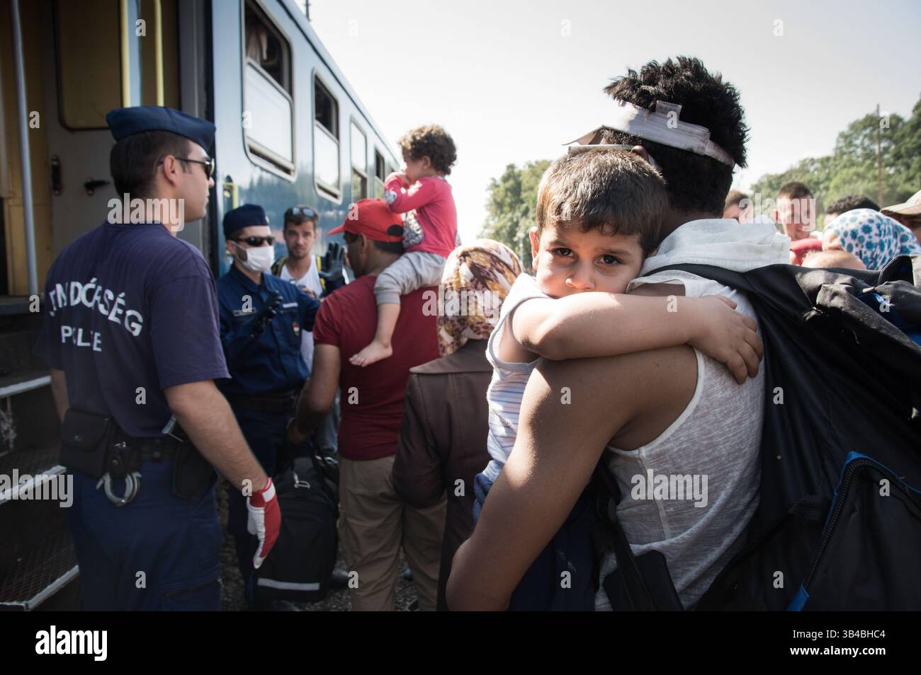 14. September 2015: Flüchtlinge sahen, wie sie in den Zug stürzten, der sie in Richtung Österreich bringen wird. - Die ungarischen Behörden waren auf Züge angewiesen, um Flüchtlinge von der Ungarisch-serbischen Grenze nach Österreich zu transportieren, da sie die Grenze zu Serbien innerhalb der nächsten Stunden schließen wollten. 14. September 2015. (Kreditbild: © Geovien so via ZUMA Wire) Stockfoto
