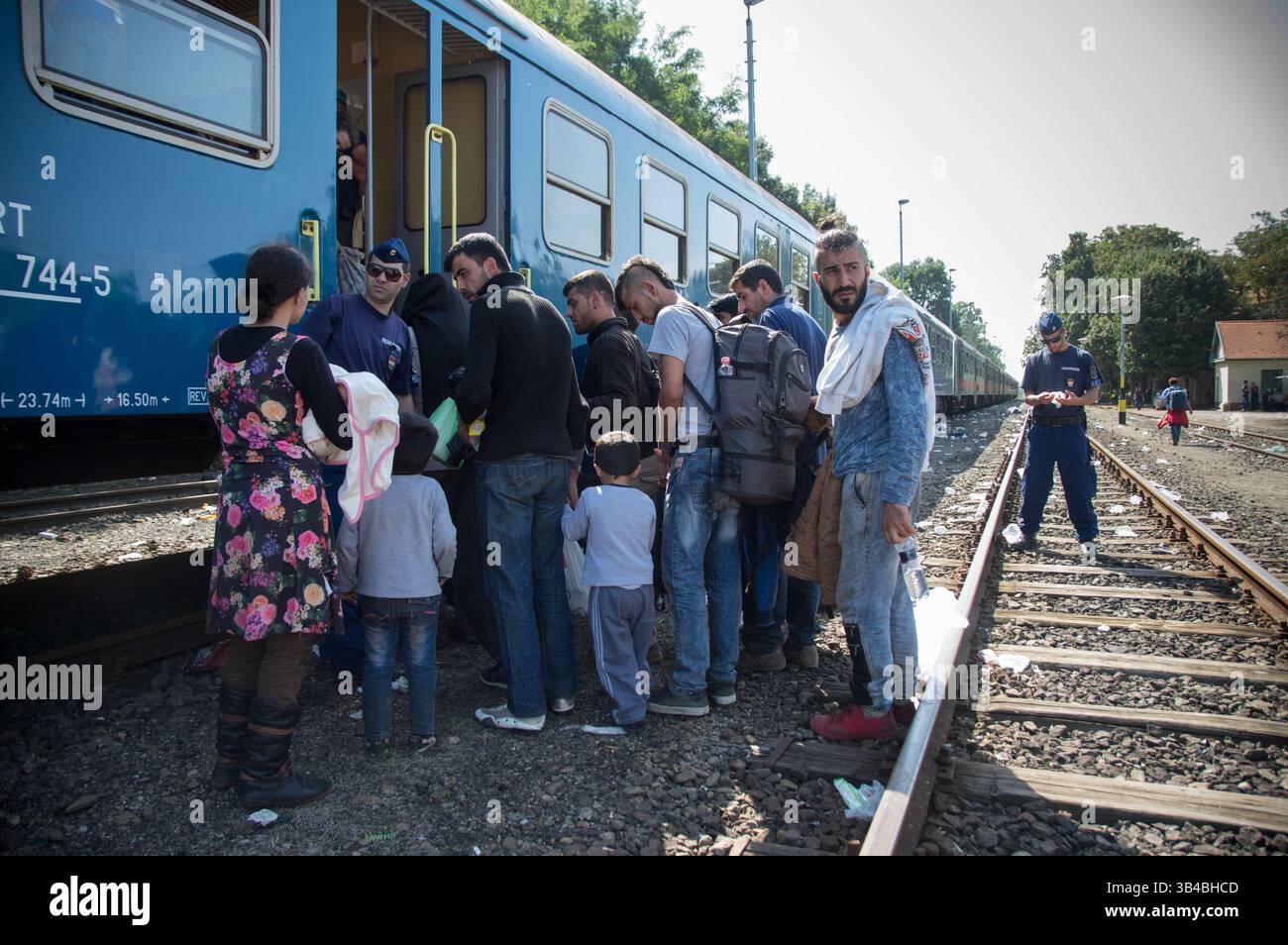 14. September 2015: Flüchtlinge, die sich an Bord des von der ungarischen Behörde zur Verfügung gestellten Zuges nach Österreich aufhalten. - Die ungarischen Behörden waren auf Züge angewiesen, um Flüchtlinge von der Ungarisch-serbischen Grenze nach Österreich zu transportieren, da sie die Grenze zu Serbien innerhalb der nächsten Stunden schließen wollten. 14. September 2015. (Kreditbild: © Geovien so via ZUMA Wire) Stockfoto