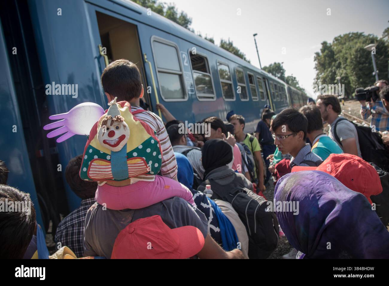 14. September 2015: Flüchtlinge sahen, wie sie in den Zug stürzten, der sie in Richtung Österreich bringen wird. - Die ungarischen Behörden waren auf Züge angewiesen, um Flüchtlinge von der Ungarisch-serbischen Grenze nach Österreich zu transportieren, da sie die Grenze zu Serbien innerhalb der nächsten Stunden schließen wollten. 14. September 2015. (Kreditbild: © Geovien so via ZUMA Wire) Stockfoto