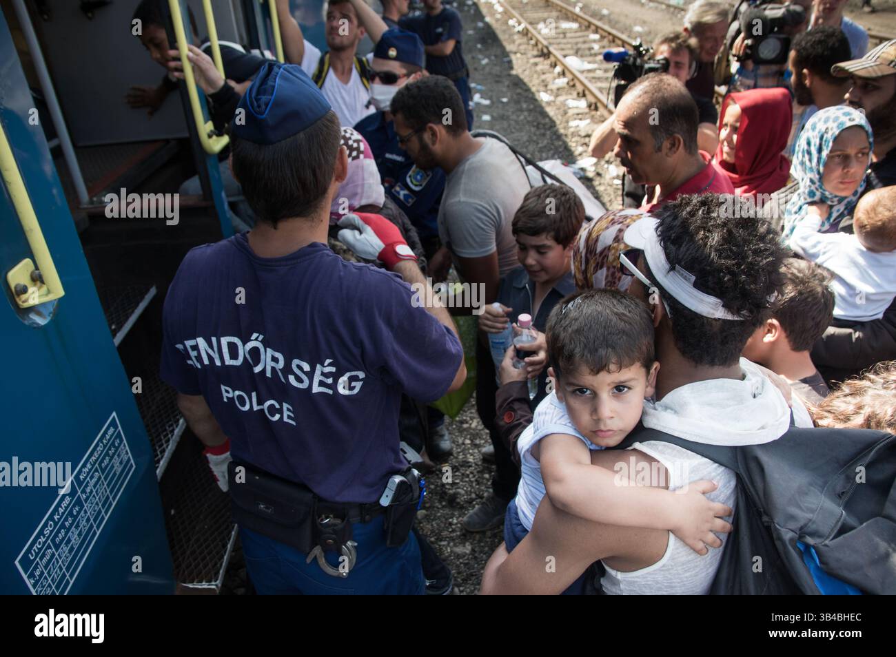 14. September 2015 – Roszke, Ungarn – Flüchtlinge, die auf dem Zug in Richtung Österreich unterwegs sind, gesehen haben. Die ungarischen Behörden transportieren Flüchtlinge von der Ungarisch-serbischen Grenze nach Österreich, während sie die Grenze zu Serbien innerhalb der nächsten Stunden schließen wollen. (Kreditbild: © Geovien so via ZUMA Wire) Stockfoto