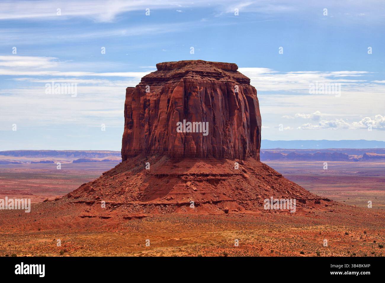 Legendärer roter Sandstein butte im Monument Valley, Grenze zwischen Arizona und Utah, unter leuchtendem blauem Himmel in der Wüstenlandschaft des amerikanischen Südwestens. Stockfoto Legendärer roter Sandstein butte im Monument Valley, Grenze zwischen Arizona und Utah, unter leuchtendem blauem Himmel in der Wüstenlandschaft des amerikanischen Südwestens. Stockfoto