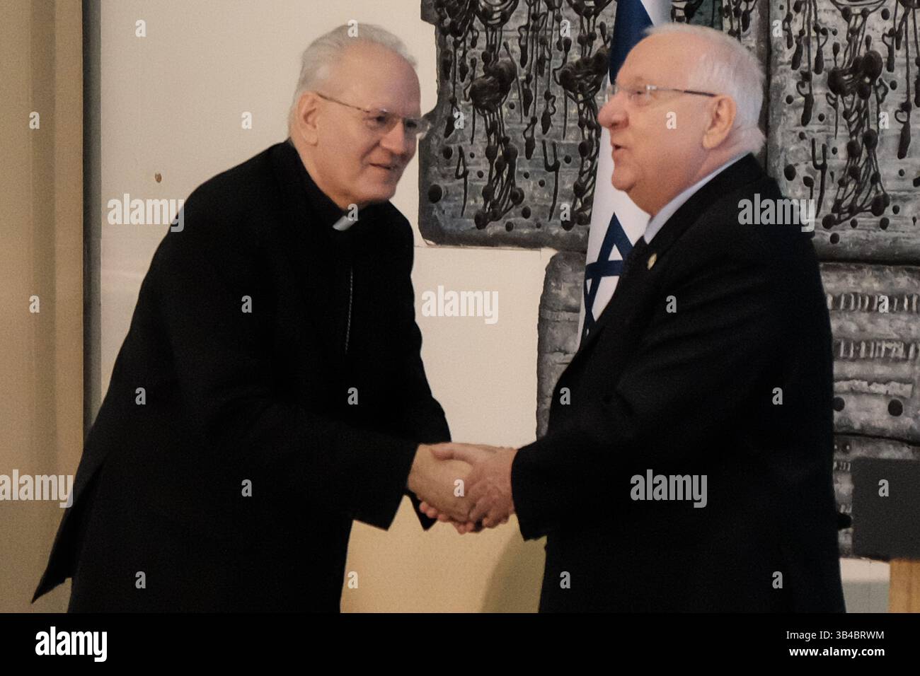 16. September 2015 - Jerusalem, Israel - Präsident des Staates Israel, REUVEN RIVLIN (R), schüttelt nach seiner Rede vor einer Gastdelegation der MOEL die Hand mit Kardinal PETER ERDO (L), Präsident des Rates der Bischofskonferenzen Europas, Consilium Conferentiarum Episcoporum Europae. (Bild: © Nir Alon via ZUMA Wire) Stockfoto