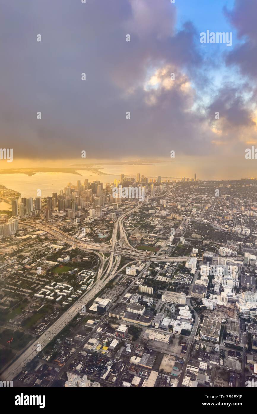 Aus der Vogelperspektive eines farbenfrohen Sonnenaufgangs über der Stadt Miami, Florida. Der Autobahndreieck der Interstate I 95 und I 395 befindet sich im Zentrum des Hochfrequenzzentrums Stockfoto