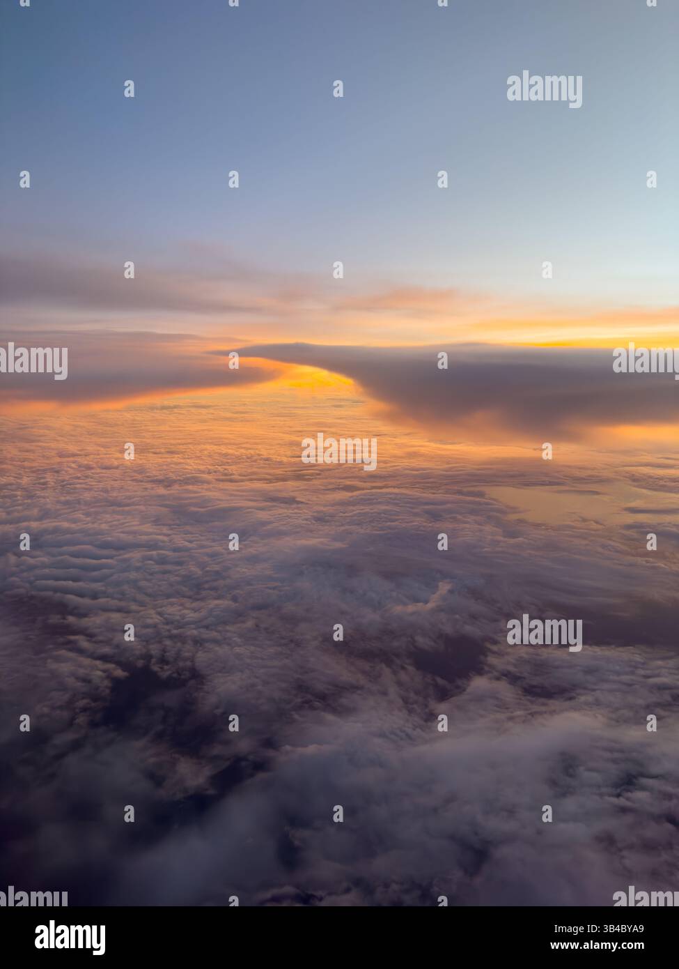Ein farbenfroher Sonnenuntergang über den Wolken, aufgenommen von einem Jet-Flugzeug über Florida. Stockfoto