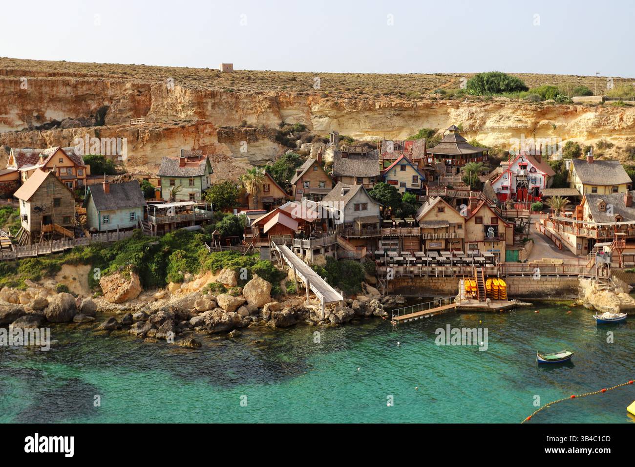 Farbenfrohes Popeye Village in Anchor Bay, Malta – legendäres Filmset wurde zu einer Touristenattraktion und einem Küstenpark. Stockfoto