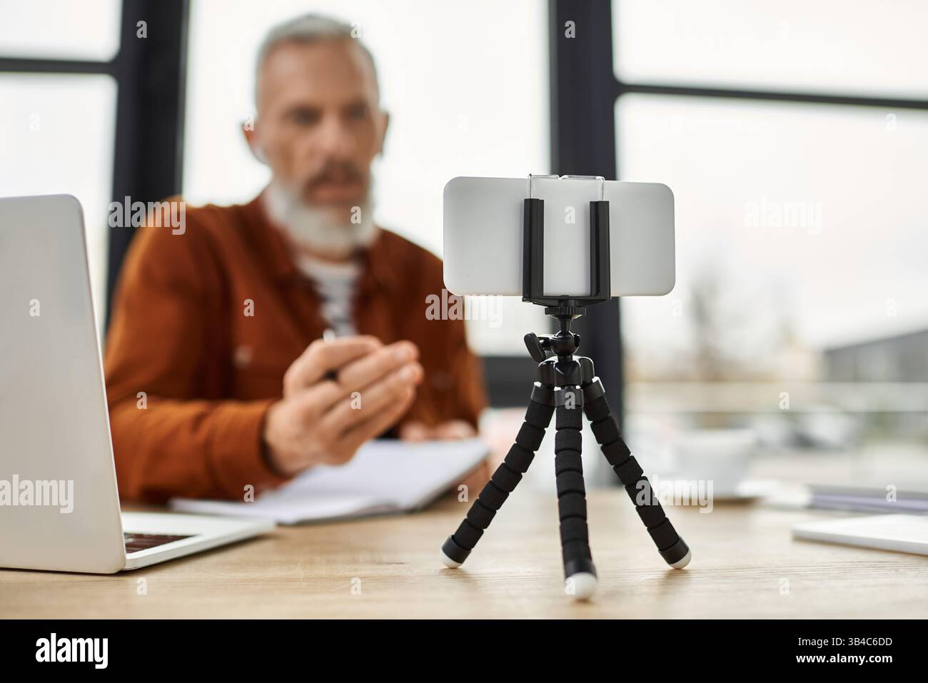 Eine fokussierte Person interagiert mit Technologie und erfasst Ideen in einer modernen Arbeitsumgebung. Stockfoto