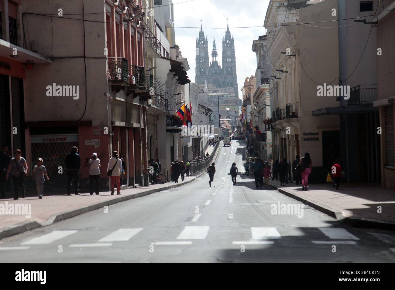 6. Juli 2015 - Ecuador - Quito Ecuador 06/07/2015 Recorrido por Quito por la llegada del Papa Francisco al Ecuador. Feriado en algunas partes. Calle Venezuela Foto: GDA/Paul Rivas Bravo/El Comercio/Ecuador (Foto: © El Comercio/GDA/ZUMA Wire) Stockfoto