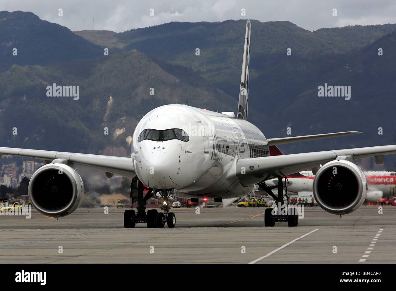 Juli 2015 - Bogota, Cundinamarca, Kolumbien - Bogota, Kolumbien 09 de julio de 2015. Llegada a Colombia del Airbus A350 este avion que llego por primera vez al pais tien un costo aproximado de 300 millones de dolares y fue recibido por los bomberos con una zeremonia de bienvenida en el aeropuerto militar de CATAM. Foto: Carlos Ortega / CEET (Foto: © El Tiempo/GDA/ZUMA Wire) Stockfoto