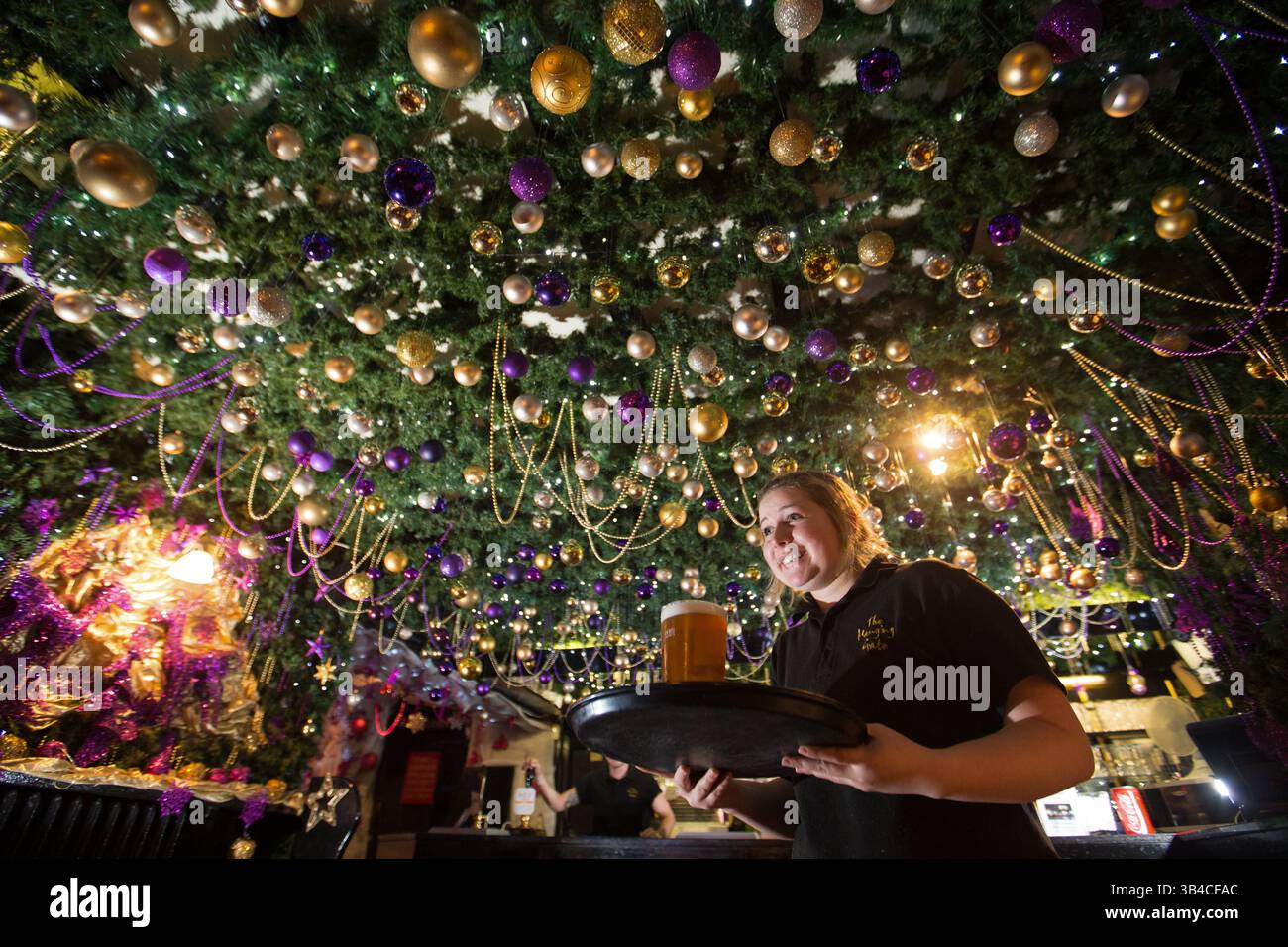 11/15 Kellnerin, Alice Marchington, 18. Es hat ein Team von fünf, zwei Wochen gedauert, um diese atemberaubende Ausstellung von Weihnachtsdekoration in dem zu errichten, was ist Stockfoto