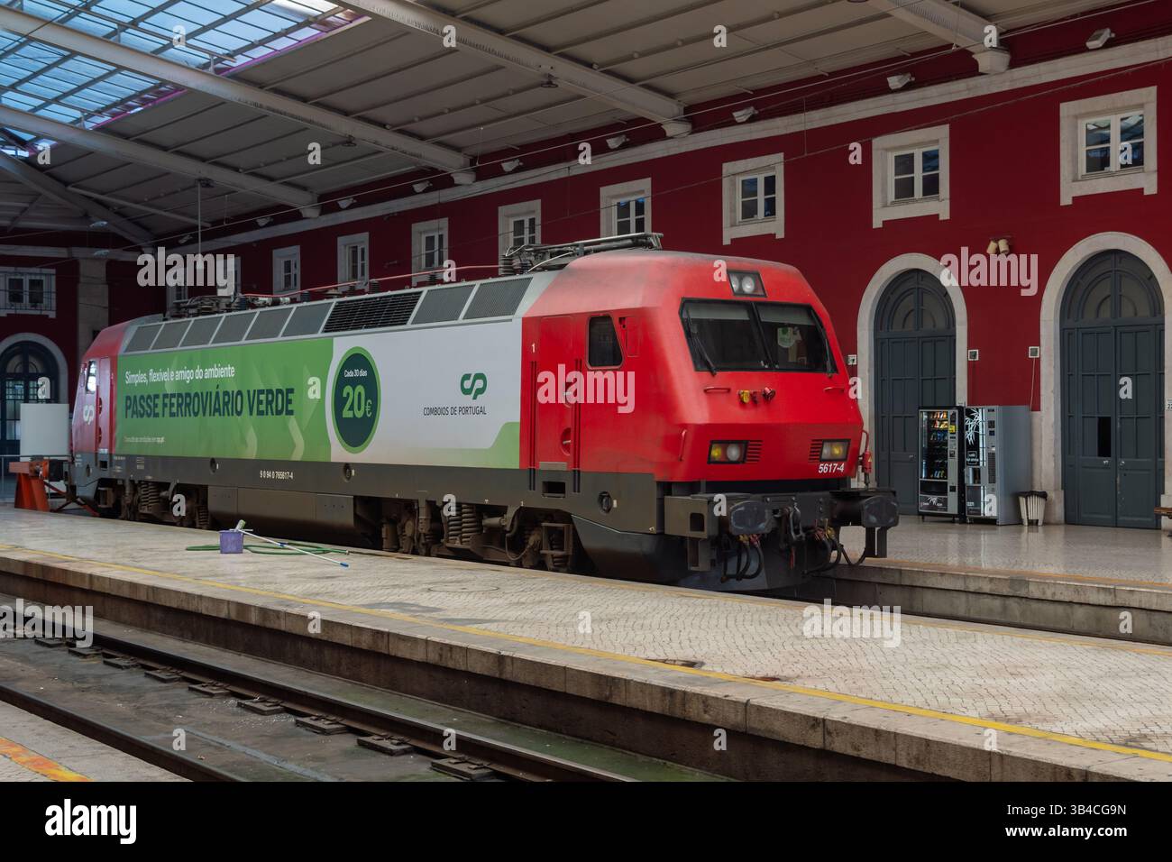 Lissabon, Portugal, Bahnhof Santa Apolonia, 4. Dezember 2024 Siemens CP-Klasse 5600, betrieben von CP - Comboios de Portugal, Portugiesische Eisenbahn 5617-4 Stockfoto