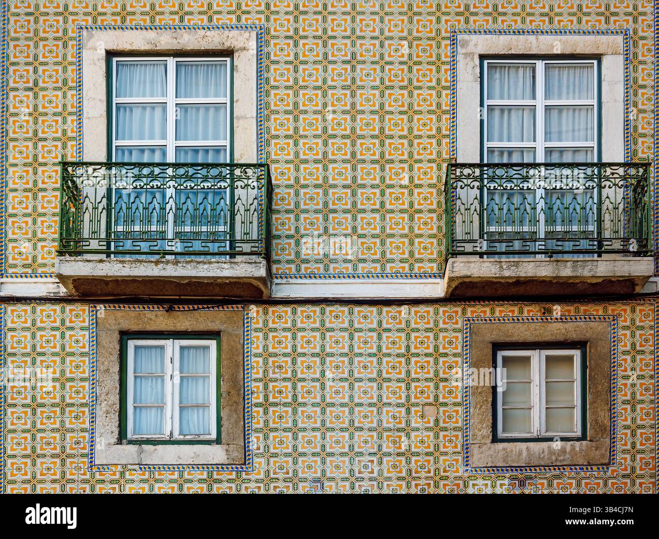 Azulejo-Fassade in einem Haus in der portugiesischen Hauptstadt Lissabon. Traditionelle Architektur der Fassaden mit Keramikfliesen bedeckt. Stockfoto
