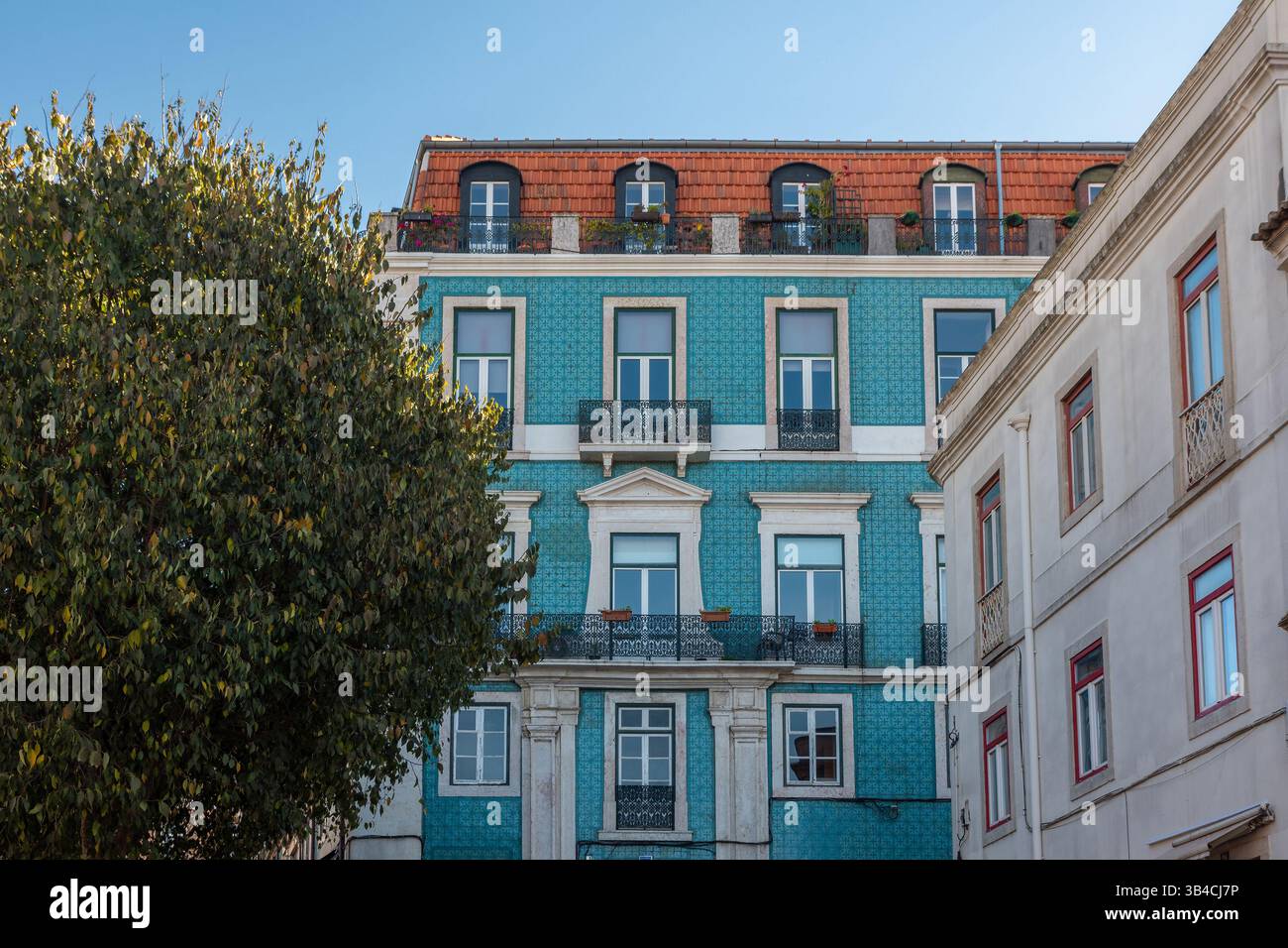 Wohngebäude mit gekachelter Fassade. Bunte Alte Häuser In Lissabon, Portugal, Europa Stockfoto