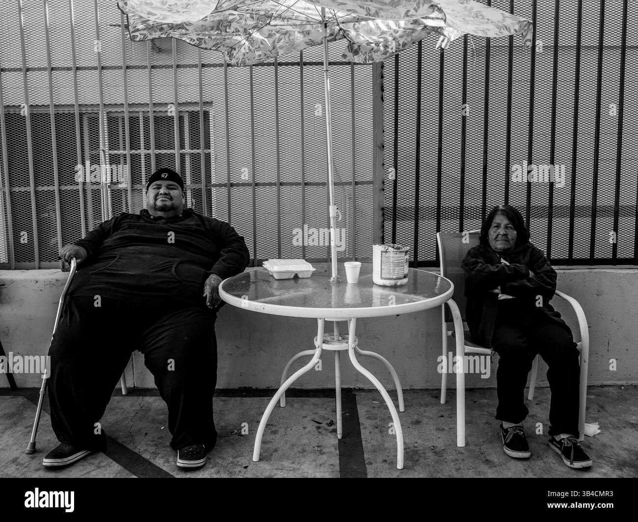 5. Mai 2014 – Los Angeles, Kalifornien, USA – Skid Row, George und Josephina sind beide Bewohner der Einrichtung für besondere Bedürfnisse von Lamp. Diese Einrichtung akzeptiert nur Personen, die aus Krankenhäusern und Gefängnissen überwiesen werden. Die meisten Klienten leiden unter schweren gesundheitlichen Komplikationen und psychischen Erkrankungen und sind als untauglich für das Leben auf der Straße. Bei diesem Prozess wird ihnen eine hohe Priorität für den Wohnungsbau eingeräumt, wodurch eine institutionelle Verknüpfung zu staatlich gefördertem Wohnraum geschaffen wird. (Bild: © Joshua Thaisen/ZUMA Wire/ZUMAPRESS.com) Stockfoto