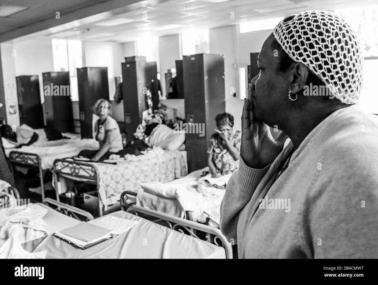 23. Oktober 2014 – Los Angeles, Kalifornien, USA – Skid Row, nach acht Jahren Obdachlosigkeit in Los Angeles ist es an der Zeit, dass Angela sich von ihren engsten Freunden verabschiedet und ein neues Kapitel ihres Lebens in staatlich gefördertem Wohnraum beginnt. (Bild: © Joshua Thaisen/ZUMA Wire/ZUMAPRESS.com) Stockfoto