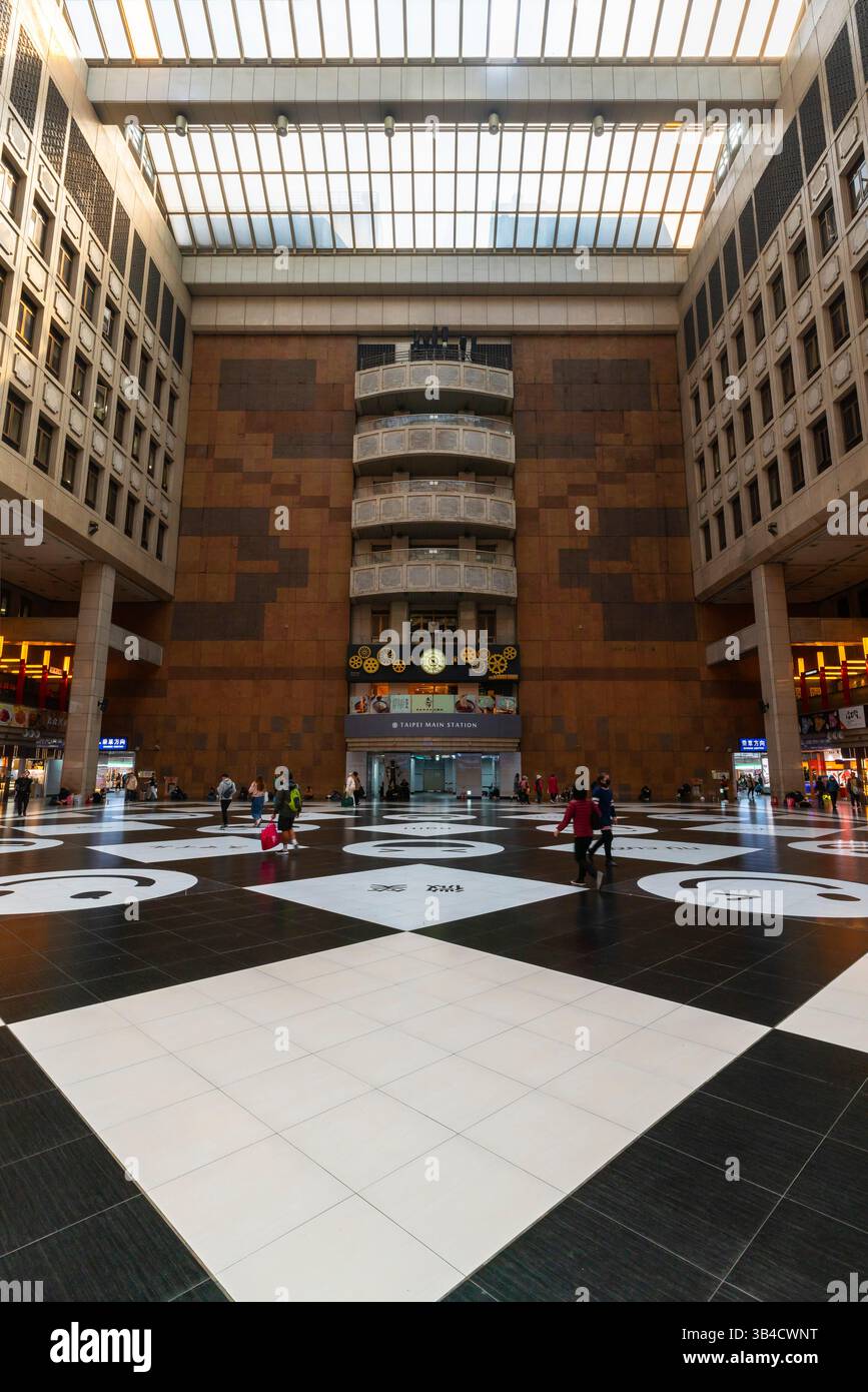 Taipei Hauptbahnhof, Taiwan Railways. Sie befindet sich im Bezirk Zhongzheng der Stadt Taipeh und ist eine U-Bahn-Station, die von drei Verkehrsmitteln gemeinsam genutzt wird Stockfoto