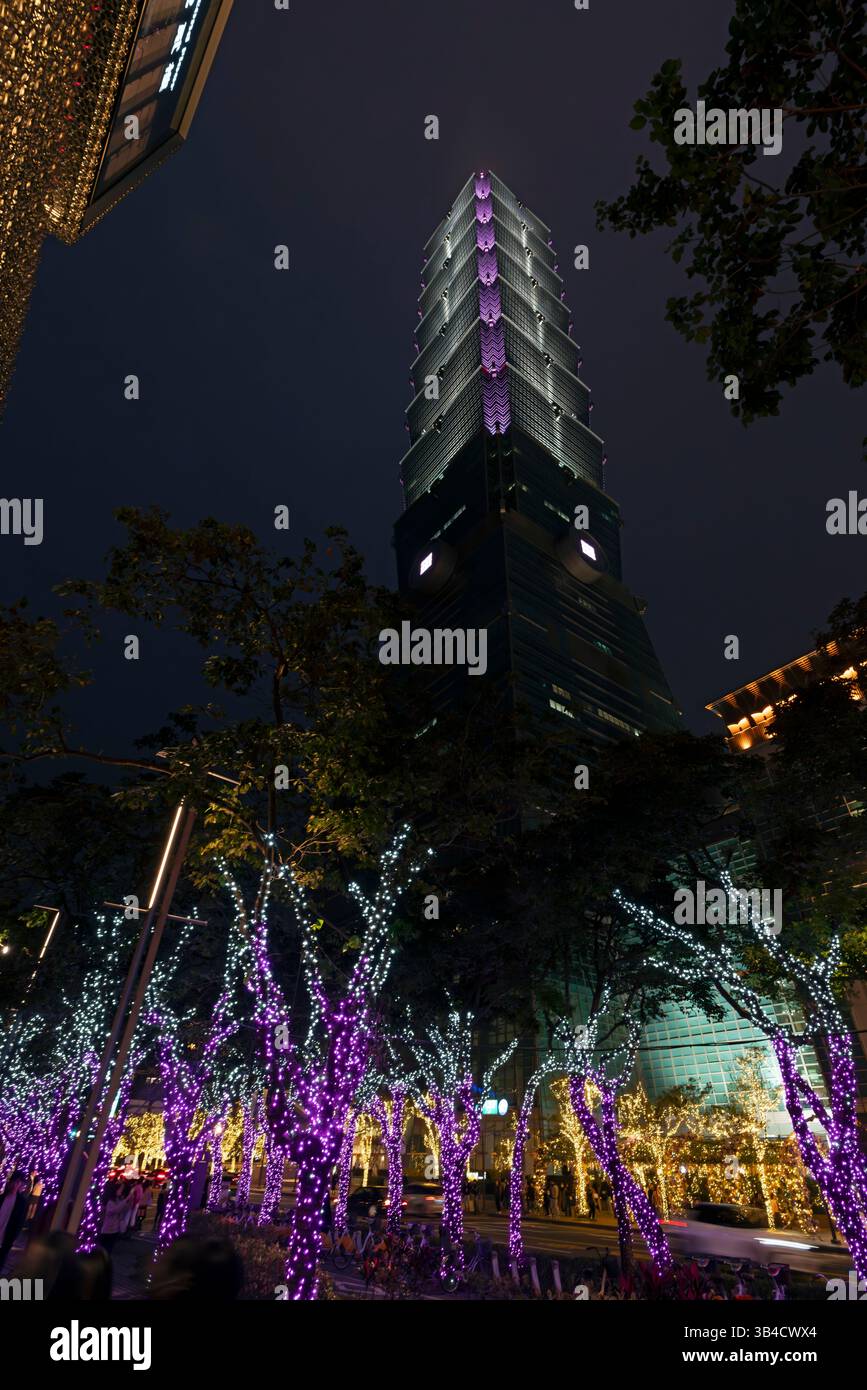 Leuchtende Laterne in der Nacht rund um Taipei 101 oder das Gebäude des Taipei World Financial Center in der Nacht, Taipei, Taiwan. Die Taipei 101 ist 508 m hoch und Stockfoto