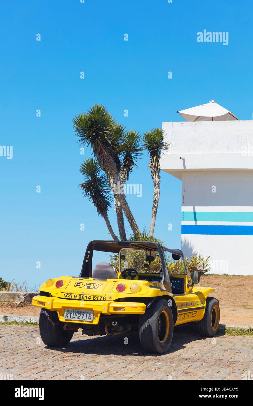 Ein touristischer Buggy, der am Aussichtspunkt Joao Fernandez in Buzios, Bundesstaat Rio de Janeiro, Brasilien, parkt. Stockfoto