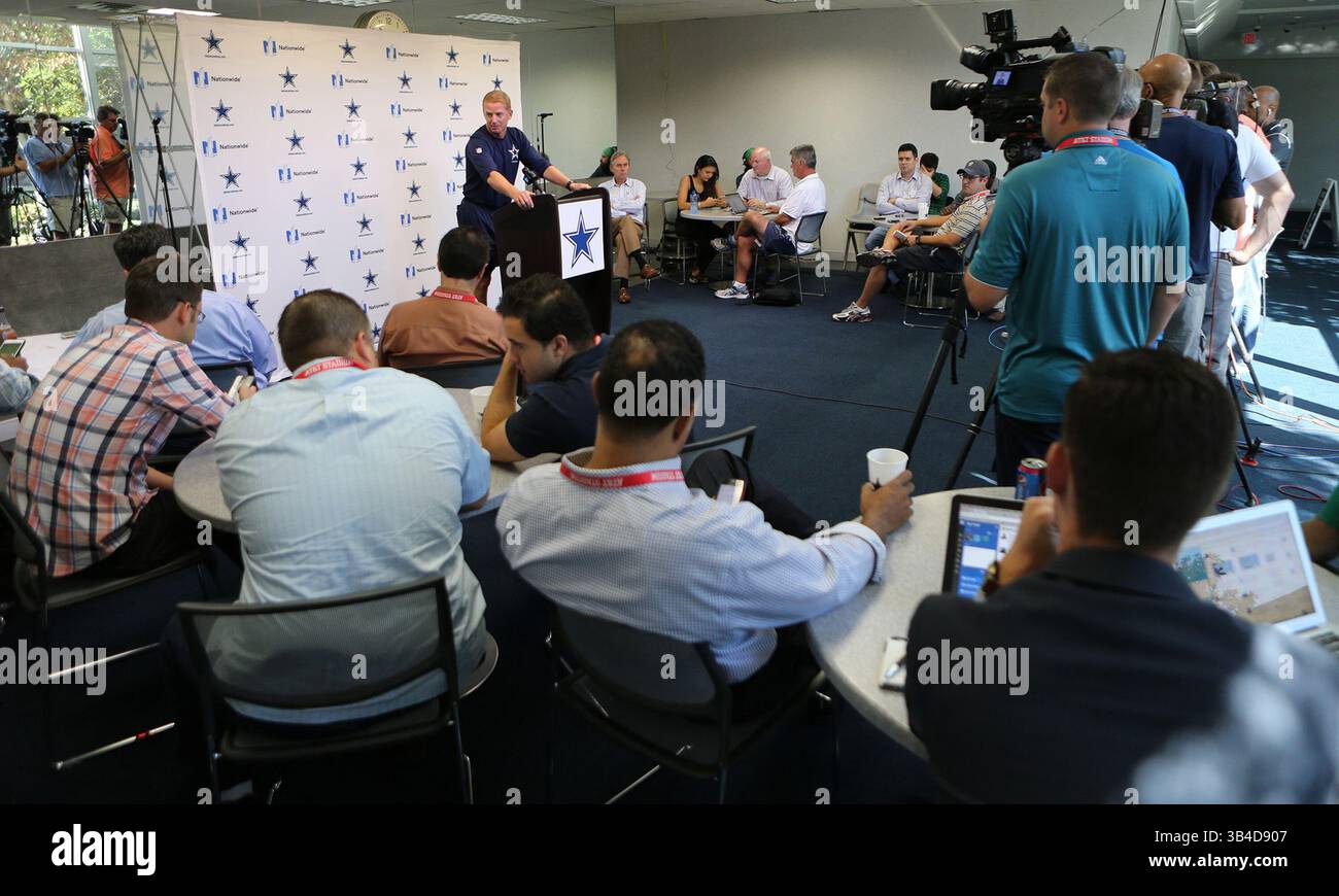 23. September 2015 - Irving, TX, USA - der Cheftrainer der Dallas Cowboys Jason Garrett spricht mit den Medien, bevor das Team am Mittwoch, 23. September 2015, in seinem Hauptquartier in der Valley Ranch in Irving, Texas, am Morgen ein Training durchführt. (Bild: © Paul Moseley/TNS via ZUMA Wire) Stockfoto