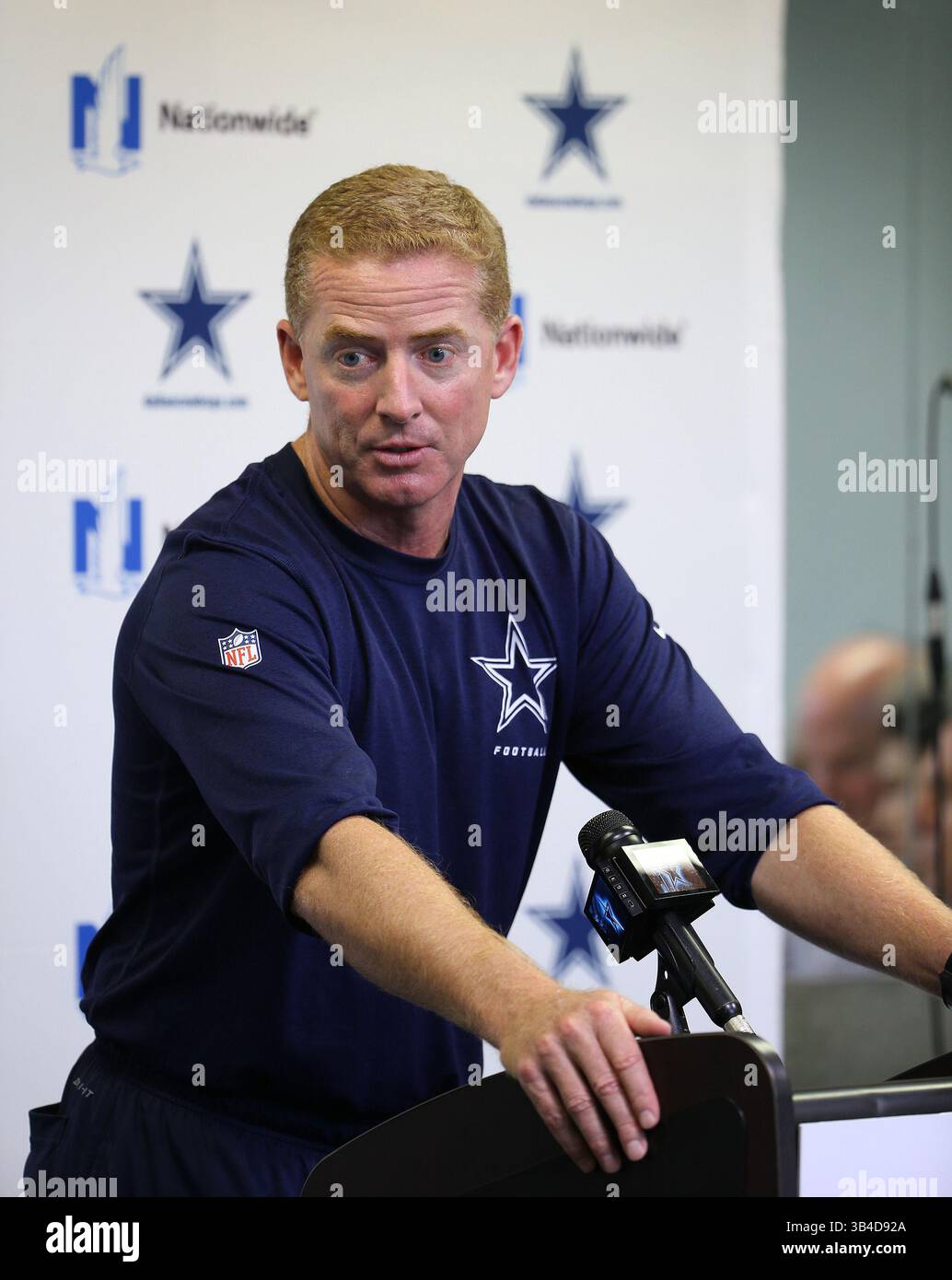 23. September 2015 - Irving, TX, USA - der Cheftrainer der Dallas Cowboys Jason Garrett spricht mit den Medien, bevor das Team am Mittwoch, 23. September 2015, in seinem Hauptquartier in der Valley Ranch in Irving, Texas, am Morgen ein Training durchführt. (Bild: © Paul Moseley/TNS via ZUMA Wire) Stockfoto