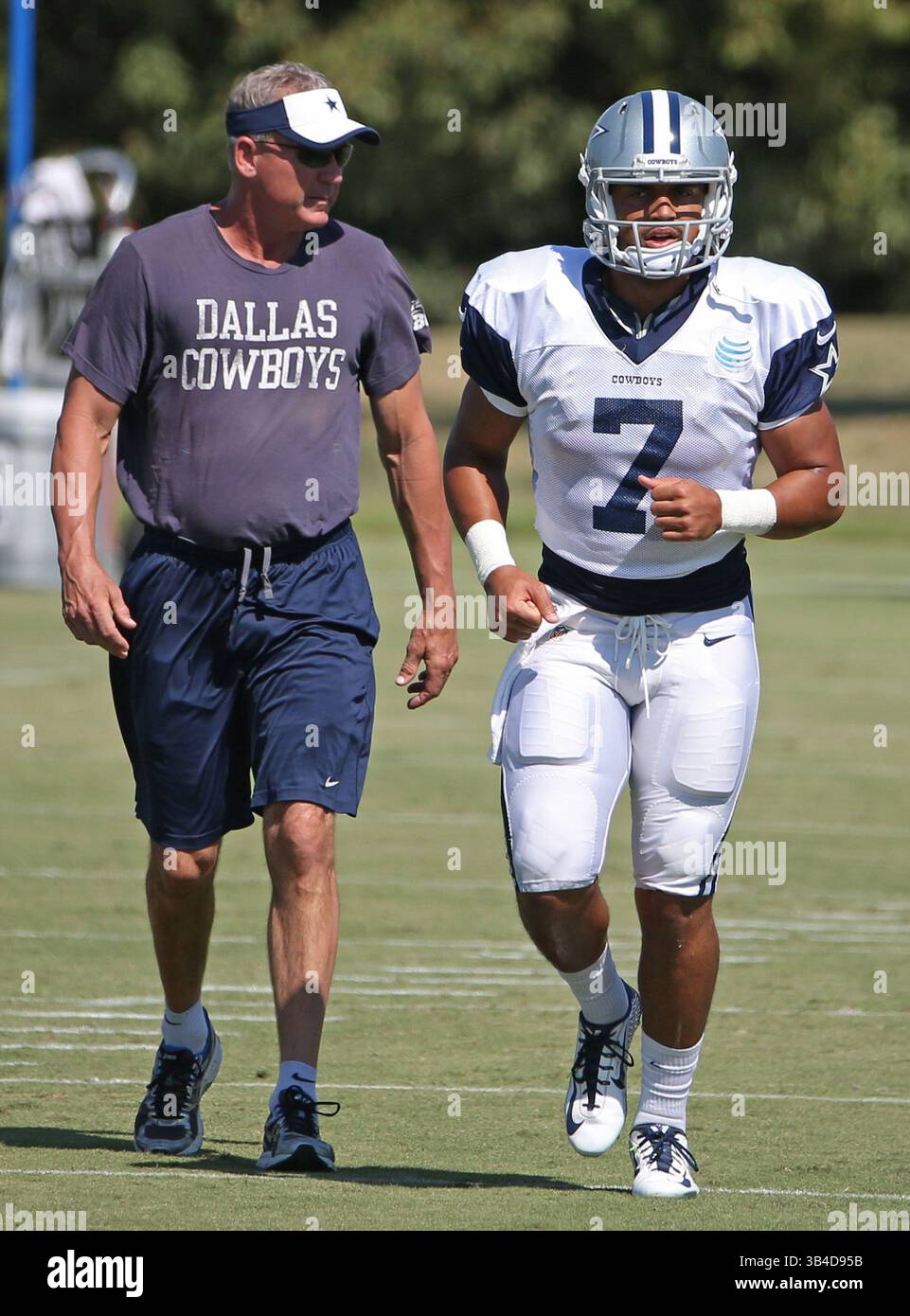23. September 2015 - Irving, TX, USA - Dallas Cowboys Quarterback Coach Wade Wilson, mit Quarterback Jameille Showers (7) am Mittwoch, 23. September 2015, im Hauptquartier der Valley Ranch in Irving, Texas. (Bild: © Paul Moseley/TNS via ZUMA Wire) Stockfoto